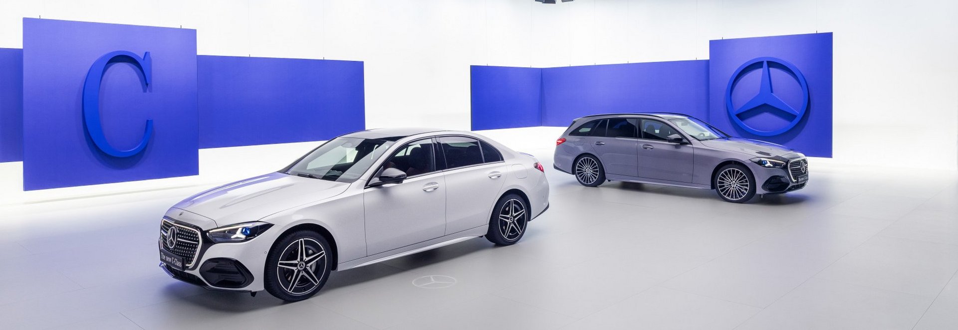 Die neue C-Klasse präsentiert sich mit einem umfangreichen Upgrade und verbindet ein geschärftes Design mit noch mehr Komfort, Digitalisierung und intelligenter Technologie.
Zu den Highlights zählen der neue Mercedes-Benz Grill mit beleuchteter Kontur, die markante Lichtsignatur mit Mercedes-Benz Sternen sowie ein hochwertig weiterentwickelter Innenraum. Das intelligente Cockpit mit 12,3-Zoll-Fahrerdisplay, Head-up-Display und KI-basiertem MBUX Virtual Assistant sorgt für ein modernes digitales Fahrerlebnis.
Auch technisch wurde die C-Klasse weiterentwickelt: Der Plug-in-Hybrid ermöglicht über 100 Kilometer elektrische Reichweite (WLTP). Die optionale Hinterachslenkung mit bis zu 2,5° Lenkwinkel sowie die neueste Generation der Fahr- und Parkassistenzsysteme bis Level 2+ sorgen für zusätzliche Agilität und Unterstützung im Alltag.
Unsere Verkaufsteams beraten Sie gerne persönlich und erstellen Ihnen ein individuelles Angebot.  Mehr zur C-Klasse Limousine  Mehr zum C-Klasse T-Modell