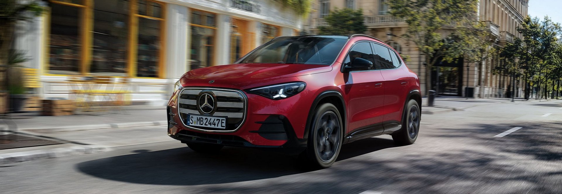 Mercedes-Benz präsentierte am 29. Juli 2026 den komplett neuen GLA. Das beliebte Kompakt-SUV zeigt sich sportlicher, digitaler und vielseitiger denn je. Mit einer elektrischen Reichweite von bis zu 657 Kilometern1&nbsp;, modernster 800-Volt-Ladetechnik, einem vollständig neuen Interieur und intelligenten KI-Funktionen setzt der neue GLA neue Maßstäbe in seinem Segment.
Markantes Design mit neuer Lichtsignatur.
Der neue GLA tritt selbstbewusster auf als je zuvor. Eine flachere Silhouette, ein längerer Radstand und der erstmals im Kompaktsegment verfügbare beleuchtete ikonische Grill sorgen für einen unverwechselbaren Auftritt. Neue Ausstattungslinien und Individualisierungsmöglichkeiten ermöglichen einen Auftritt ganz nach persönlichem Stil.
 Vollelektrisch und alltagstauglich.
Zum Marktstart stehen drei vollelektrische Varianten zur Wahl:
 	GLA 200 elektrisch 	GLA 250+ elektrisch 	GLA 350 4MATIC elektrisch 
Mit bis zu 657 Kilometern Reichweite (WLTP) eignet sich der neue GLA sowohl für den täglichen Arbeitsweg als auch für ausgedehnte Reisen. Dank 800-Volt-Technologie können innerhalb von nur zehn Minuten bis zu 270 Kilometer Reichweite4 nachgeladen werden.
 Intelligenter denn je.
Das neue Mercedes-Benz Betriebssystem MB.OS bildet die Grundlage für zahlreiche digitale Innovationen. Herzstück ist der neue MBUX Virtual Assistant mit generativer KI.&nbsp;Dieser ermöglicht natürliche Gespräche, merkt sich Inhalte aus laufenden Unterhaltungen und hilft bei Navigation, Alltagsthemen oder der Suche nach Ladestationen und Parkplätzen.
 Mehr Raum für Alltag und Freizeit.
Der neue GLA bietet mehr Platz für Fahrer, Passagiere und Gepäck. Der Kofferraum wächst auf bis zu 410 Liter, bei umgeklappter Rückbank stehen bis zu 1.400 Liter Ladevolumen zur Verfügung. Als vollelektrisches Modell verfügt der GLA zusätzlich über einen 107 Liter großen Frunk.
Der neue Mercedes-Benz GLA kann ab sofort bei uns bestellt werden zu Preisen ab 40.840 Euro exkl. MwSt.2&nbsp;/ 48.599,60 Euro inkl. MwSt.3
Gerne informieren wir Sie persönlich über Modelle, Ausstattungen und Verfügbarkeiten.  GLA entdecken
Zu den aktuellen Angeboten
Jetzt unverbindlich anfragen&nbsp;
 Mercedes‑Benz GLA 200 elektrisch | Energieverbrauch kombiniert: 17,0–14,8 kWh/100 km | CO₂-Emissionen kombiniert: 0 g/km | CO₂-Klasse: A* Mercedes‑Benz GLA 250+ elektrisch | Energieverbrauch kombiniert: 17,4–15,1 kWh/100 km | CO₂-Emissionen kombiniert: 0 g/km | CO₂-Klasse: A* Mercedes‑Benz GLA 350 4MATIC elektrisch | Energieverbrauch kombiniert: 17,6–15,1 kWh/100 km | CO₂-Emissionen kombiniert: 0 g/km | CO₂-Klasse: A*
1Die tatsächliche Reichweite hängt von zahlreichen Faktoren wie insbesondere der individuellen Fahrweise, Umgebungsbedingungen, dem Alterungsprozess der Batterie, Nebenverbrauchern, wie beispielsweise der Klimatisierung, Sonderausstattungen, Bereifung, Zuladung, dem Streckenprofil ab und kann daher vom angegebenen WLTP Wert abweichen. 2Kaufpreis in Deutschland ohne Mehrwertsteuer, zuzüglich Überführungskosten bzw. Kosten für Werksabholung. 3Kaufpreis in Deutschland einschließlich Mehrwertsteuer, zuzüglich Überführungskosten bzw. Kosten für Werksabholung&nbsp; 4Die angegebene Ladezeit wurde unter Nutzung der maximalen DC Ladeleistung gemäß ISO/SAE 12906 unter den dort beschriebenen Bedingungen ermittelt.&nbsp; *Die angegebenen Werte wurden nach dem vorgeschriebenen Messverfahren WLTP (Worldwide harmonised Light-duty vehicles Test Procedures) ermittelt. Der Energieverbrauch und der CO₂-Ausstoß eines Pkw sind nicht nur von der effizienten Ausnutzung des Kraftstoffs bzw. des jeweiligen Energieträgers durch den Pkw, sondern auch vom Fahrstil und anderen nichttechnischen Faktoren abhängig.