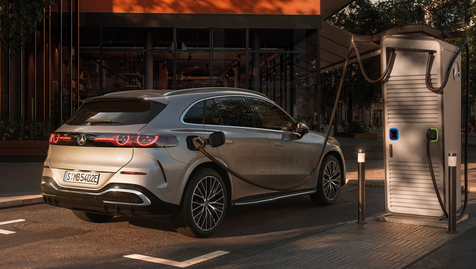Erleben Sie ein Fahrzeug, das Gegensätze perfekt vereint: Elegant im Alltag, kompromisslos in der Performance. Der neue GLC 53 AMG begeistert mit seinem kraftvollen 6-Zylinder-Motor, markantem Design und einem Interieur, das Motorsport-Feeling auf ein neues Level hebt.  Freuen Sie sich auf:
 	 	Eindrucksvolles AMG-Design mit unverwechselbarer Präsenz 	 	 	Hochwertiges Interieur mit sportlichen Details 	 	 	Ein exklusiver Preview – noch vor dem offiziellen Marktstart 	 	 	Interaktive Präsentation 	 
 Nutzen Sie diese seltene Gelegenheit, den neuen Mercedes-AMG GLC 53 bereits vor allen anderen aus nächster Nähe zu erleben.
*Keine Probefahrten möglich