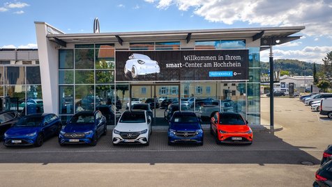 Seit August bündeln wir die Kompetenz rund um die aktuellen smart #-Modelle an unserem Standort Schopfheim.  Ob&nbsp;smart #1, smart #3 oder smart #5&nbsp;- am Hochrhein finden Sie ab jetzt eine zentrale Anlaufstelle für spezialisierte und persönliche Beratung, Probefahrten und den Verkauf der neuen vollelektrischen smart Generation. Künftig wird das Angebot um den&nbsp;neuen smart #2&nbsp;erweitert. Der vollelektrische Zweisitzer feiert im Oktober 2026 seine Weltpremiere und knüpft als Nachfolger des smart fortwo an die Wurzeln der Marke an. Ab seiner Markteinführung in Deutschland im Jahr 2027 wird der smart #2 ebenfalls im Kestenholz Center Schopfheim erhältlich sein.
Service in Lörrach und Bad Säckingen bleibt bestehen.
Für bestehende smart Kundinnen und Kunden ändert sich beim Service nichts: Die Kestenholz Center Lörrach und Bad Säckingen bleiben weiterhin smart Partner und stehen für Serviceleistungen sowie die Betreuung der bisherigen smart Modelle ohne #-Bezeichnung zur Verfügung. Die organisatorische Veränderung betrifft damit ausschließlich Beratung, Probefahrt und Verkauf der aktuellen vollelektrischen smart #-Modelle.
Sie möchten die neue smart Generation kennenlernen? Besuchen Sie uns im Kestenholz Center Schopfheim und entdecken Sie die aktuellen vollelektrischen smart Modelle.
