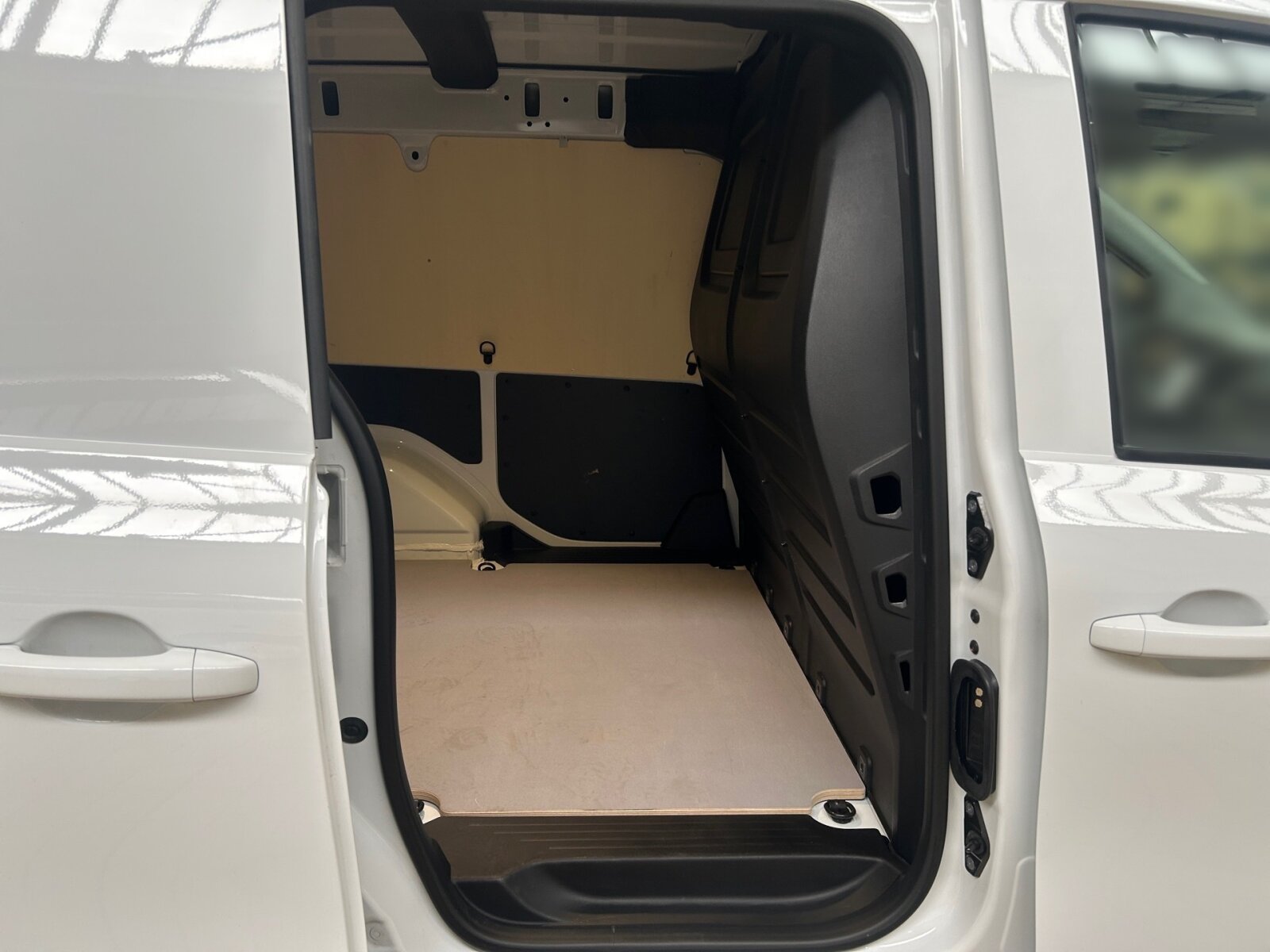Ausstattungslinien und -Pakete:  Ausstattungslevel A,   Ohne Chrom-Paket,   Park-Paket:  Pro,   Sitzkomfort-Paket:Exterieur:  16" Stahlräder,   40,6 cm (16") Designräder 5-Doppelspeichen-Design,   Abdeckung Schiebetürschiene in Wagenfarbe,   Außenspiegel heizbar und elektrisch verstellbar,   Blinker Außenspiegel in Halogen-Technik,   ECO Catalysator 90g,   Frontscheibe wärmedämmend,   Hecktür zweiflügelig 180 Grad ohne Fenster:  INTERNER CODE AC1A2,   Kastenwagen:  Ohne Einstiegsleisten,   Ohne Lackierung Anbauteile,   Ohne PTC-Element,   Ohne Zierstab Heckklappe Chrom,   Scheinwerfer in Halogen-Technik,   Schiebetür rechts:  Schriftzug Gewerblich,   Seitenwand links,   Standardwegausführung,   Steuercode Umstellung WLTP,   Stoßfänger schwarz genarbt,   Türgriffe lackiert in Wagenfarbe,   Verbrenner,   Vorrüstung für DachrelingInterieur:  6-Gang Schaltgetriebe:  Armlehne mit Staufach,   Fahrersitz höhenverstellbar mit Lordosestütze,   Fensterheber vorn elektr. m. Komfortbedienfunktion,   Griffleiste schwarz genarbt,   Handschuhfach, Beifahrerseite, geschlossen,   Holzfußboden,   Innenbeleuchtung LED vorne,   Innenraumbeleuchtung in LED-Technik,   Innenverkleidung Laderaum bis Dachhöhe (Holz),   Instrumententafel in Kunststoff schwarz genarbt,   Instrumententafel schwarz Kunststoff,   Klimaanlage:  Kraftstofffilter mit Wasserabscheider,   Kunststoffboden im Fahrgastraum vorn,   Lederlenkrad:  Mittelarmlehne und Türfelder schwarz genarbt,   Ohne Ambientenbeleuchtung,   Ohne Belüftungsdüsen im Fond,   Ohne Fenster SW/LST m. Fensterheber elektr.,   Ohne Fussmatten,   Ohne Innenraumspiegel,   Ohne Innenspiegel,   Ohne Lastschutznetz,   Ohne Rücksitzbank,   Ohne Sitze in Reihe 3,   Ohne Sitz in Reihe 2,   Ohne Sitz Mittelgurt Fond,   Ohne Tasche an Fahrer- und Beifahrerrückenlehne,   Ohne Warmluftkanal zum Fahrgastraum,   Ohne Zierelemente,   Schaltknauf Leder,   Sitzbezugsart Stoff,   Sitzheizung für Fahrer und Beifahrer,   Start über Zündschlüssel,   Stoff Norwich Schwarz,   Tachometer km/h,   Trennwand durchgehend:Multimedia:  Digitales Extra: Remote Services Plus,   Kommunikationsmodul (LTE) für digitale Dienste:  Mercedes-Benz Notrufsystem:  Ohne kabelloses Ladesystem für mobile Endgeräte,   Radiovorrüstung DAB-fähig,   Sprache Kombiinstrument - deutsch,   Vorrüstung digitales Radio (DAB),   Vorrüstung für Digitale ExtrasKomfort und Umwelt:  Aktiver Spurhalte-Assistent:  Attention Assist:  Berganfahrhilfe:  ECO Start-Stop Funktion:  Emissionsklasse Euro 6d-TEMP M/N1 GR. II:  Geschwindigkeitslimit-Assistent,   i-Size Kindersitzbefestigung,   Laderaumbeleuchtung in LED-Technik,   Lenkradheizung:  Lenkrad in Neigung und Höhe verstellbar,   Licht- und Regensensor:  Multifunktionslenkrad:  Ohne Fernlicht-Assistent,   Ohne Totwinkel-Assistent,   Partikelfilter:  Tempomat:Sicherheit:  Airbag Fahrer und Beifahrer,   Aktiver Brems-Assistent:  Bremsanlage mit ABS und ASR,   Elektronisches Stabilitätsprogramm (ESP),   Festellbremse,   Gurtwarneinrichtung für Fahrer und Beifahrersitz,   Ohne Automatische Beifahrer-Airbagabschaltung,   Ohne Kopfstützen Fahrgastraum,   Reifendrucküberwachung an VA u. HA, drahtlos:  Thorax-Sidebags und Windowbags vorneWeiteres:  AEJ X3/1,   AEJ X3/2,   Beifahrersitz, höhenverstellbar,   Gewichtsvariante 2.021 kg,   Hersteller Mercedes-Benz AG,   Interner Code SSPREM,   Interner Code SSVOLP,   Kundenauftrag VdZ,   Markenumfang Mercedes-Benz,   Ohne aktiver Lenkassistent,   Ohne Double Lock,   Ohne Drehzahlanhebung mit Konstanthaltung,   Ohne Fenster hinten,   Ohne Generator verstärkt,   Ohne Heckscheibe heizbar,   Ohne Kindersicherung an Türen im Fahrgastraum,   Ohne Ladekabel für Haushaltssteckdose,   Ohne Nebellampen,   ohne Regen Kit,   Ohne Rückfahrkamera,   ohne Schmutzfänger,   Ohne  Spiegel in Beifahrer-Sonnenblende,   Ohne Wisch- und  Waschanlage,   Pannenmanagement,   Schilder / Druckschriften deutsch,   Standard Reichweite,   Startlaufstrecke Wartungsintervall 30.000km/2Jahre,   Typkennzeichen,   VIN codierte Fahrzeugdaten mit Prüfziffer,   Baureihe 420 VS11,   MB-NA 60 2b mit Flansch, Tieflage, N-Drehzahl.