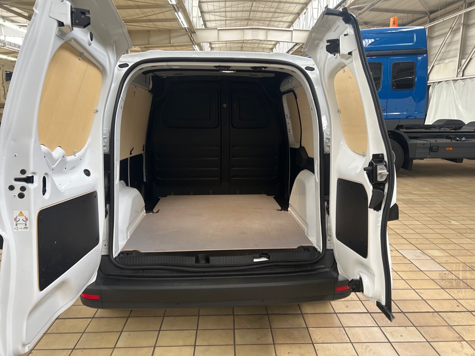 Ausstattungslinien und -Pakete:  Ausstattungslevel A,   Ohne Chrom-Paket,   Park-Paket:  Pro,   Sitzkomfort-Paket:Exterieur:  16" Stahlräder,   40,6 cm (16") Designräder 5-Doppelspeichen-Design,   Abdeckung Schiebetürschiene in Wagenfarbe,   Außenspiegel heizbar und elektrisch verstellbar,   Blinker Außenspiegel in Halogen-Technik,   ECO Catalysator 90g,   Frontscheibe wärmedämmend,   Hecktür zweiflügelig 180 Grad ohne Fenster:  INTERNER CODE AC1A2,   Kastenwagen:  Ohne Einstiegsleisten,   Ohne Lackierung Anbauteile,   Ohne PTC-Element,   Ohne Zierstab Heckklappe Chrom,   Scheinwerfer in Halogen-Technik,   Schiebetür rechts:  Schriftzug Gewerblich,   Seitenwand links,   Standardwegausführung,   Steuercode Umstellung WLTP,   Stoßfänger schwarz genarbt,   Türgriffe lackiert in Wagenfarbe,   Verbrenner,   Vorrüstung für DachrelingInterieur:  6-Gang Schaltgetriebe:  Armlehne mit Staufach,   Fahrersitz höhenverstellbar mit Lordosestütze,   Fensterheber vorn elektr. m. Komfortbedienfunktion,   Griffleiste schwarz genarbt,   Handschuhfach, Beifahrerseite, geschlossen,   Holzfußboden,   Innenbeleuchtung LED vorne,   Innenraumbeleuchtung in LED-Technik,   Innenverkleidung Laderaum bis Dachhöhe (Holz),   Instrumententafel in Kunststoff schwarz genarbt,   Instrumententafel schwarz Kunststoff,   Klimaanlage:  Kraftstofffilter mit Wasserabscheider,   Kunststoffboden im Fahrgastraum vorn,   Lederlenkrad:  Mittelarmlehne und Türfelder schwarz genarbt,   Ohne Ambientenbeleuchtung,   Ohne Belüftungsdüsen im Fond,   Ohne Fenster SW/LST m. Fensterheber elektr.,   Ohne Fussmatten,   Ohne Innenraumspiegel,   Ohne Innenspiegel,   Ohne Lastschutznetz,   Ohne Rücksitzbank,   Ohne Sitze in Reihe 3,   Ohne Sitz in Reihe 2,   Ohne Sitz Mittelgurt Fond,   Ohne Tasche an Fahrer- und Beifahrerrückenlehne,   Ohne Warmluftkanal zum Fahrgastraum,   Ohne Zierelemente,   Schaltknauf Leder,   Sitzbezugsart Stoff,   Sitzheizung für Fahrer und Beifahrer,   Start über Zündschlüssel,   Stoff Norwich Schwarz,   Tachometer km/h,   Trennwand durchgehend:Multimedia:  Digitales Extra: Remote Services Plus,   Kommunikationsmodul (LTE) für digitale Dienste:  Mercedes-Benz Notrufsystem:  Ohne kabelloses Ladesystem für mobile Endgeräte,   Radiovorrüstung DAB-fähig,   Sprache Kombiinstrument - deutsch,   Vorrüstung digitales Radio (DAB),   Vorrüstung für Digitale ExtrasKomfort und Umwelt:  Aktiver Spurhalte-Assistent:  Attention Assist:  Berganfahrhilfe:  ECO Start-Stop Funktion:  Emissionsklasse Euro 6d-TEMP M/N1 GR. II:  Geschwindigkeitslimit-Assistent,   i-Size Kindersitzbefestigung,   Laderaumbeleuchtung in LED-Technik,   Lenkradheizung:  Lenkrad in Neigung und Höhe verstellbar,   Licht- und Regensensor:  Multifunktionslenkrad:  Ohne Fernlicht-Assistent,   Ohne Totwinkel-Assistent,   Partikelfilter:  Tempomat:Sicherheit:  Airbag Fahrer und Beifahrer,   Aktiver Brems-Assistent:  Bremsanlage mit ABS und ASR,   Elektronisches Stabilitätsprogramm (ESP),   Festellbremse,   Gurtwarneinrichtung für Fahrer und Beifahrersitz,   Ohne Automatische Beifahrer-Airbagabschaltung,   Ohne Kopfstützen Fahrgastraum,   Reifendrucküberwachung an VA u. HA, drahtlos:  Thorax-Sidebags und Windowbags vorneWeiteres:  AEJ X3/1,   AEJ X3/2,   Beifahrersitz, höhenverstellbar,   Gewichtsvariante 2.021 kg,   Hersteller Mercedes-Benz AG,   Interner Code SSPREM,   Interner Code SSVOLP,   Kundenauftrag VdZ,   Markenumfang Mercedes-Benz,   Ohne aktiver Lenkassistent,   Ohne Double Lock,   Ohne Drehzahlanhebung mit Konstanthaltung,   Ohne Fenster hinten,   Ohne Generator verstärkt,   Ohne Heckscheibe heizbar,   Ohne Kindersicherung an Türen im Fahrgastraum,   Ohne Ladekabel für Haushaltssteckdose,   Ohne Nebellampen,   ohne Regen Kit,   Ohne Rückfahrkamera,   ohne Schmutzfänger,   Ohne  Spiegel in Beifahrer-Sonnenblende,   Ohne Wisch- und  Waschanlage,   Pannenmanagement,   Schilder / Druckschriften deutsch,   Standard Reichweite,   Startlaufstrecke Wartungsintervall 30.000km/2Jahre,   Typkennzeichen,   VIN codierte Fahrzeugdaten mit Prüfziffer,   Baureihe 420 VS11,   MB-NA 60 2b mit Flansch, Tieflage, N-Drehzahl.