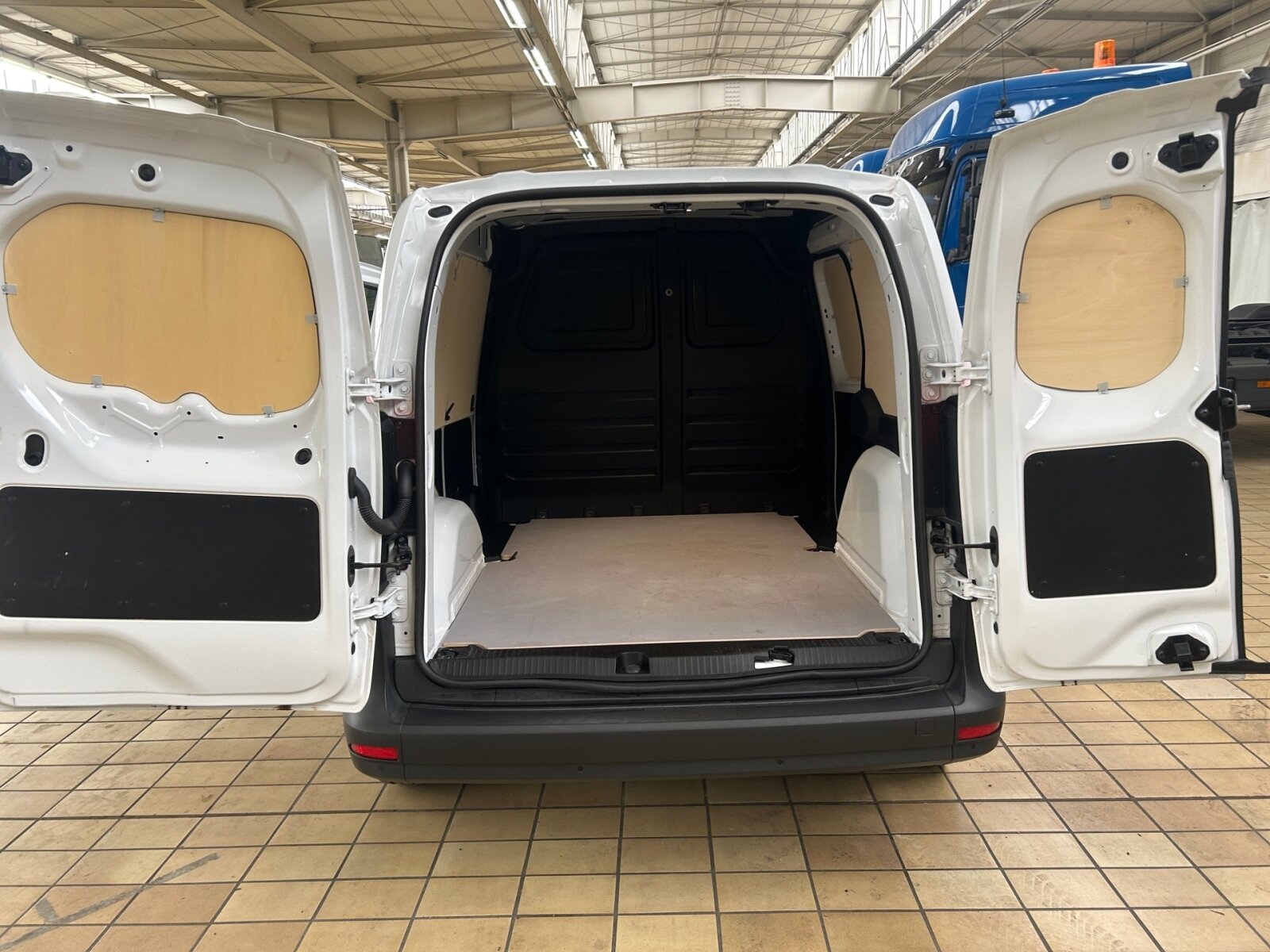 Ausstattungslinien und -Pakete:  Ausstattungslevel A,   Ohne Chrom-Paket,   Park-Paket:  Pro,   Sitzkomfort-Paket:Exterieur:  16" Stahlräder,   40,6 cm (16") Designräder 5-Doppelspeichen-Design,   Abdeckung Schiebetürschiene in Wagenfarbe,   Außenspiegel heizbar und elektrisch verstellbar,   Blinker Außenspiegel in Halogen-Technik,   ECO Catalysator 90g,   Frontscheibe wärmedämmend,   Hecktür zweiflügelig 180 Grad ohne Fenster:  INTERNER CODE AC1A2,   Kastenwagen:  Ohne Einstiegsleisten,   Ohne Lackierung Anbauteile,   Ohne PTC-Element,   Ohne Zierstab Heckklappe Chrom,   Scheinwerfer in Halogen-Technik,   Schiebetür rechts:  Schriftzug Gewerblich,   Seitenwand links,   Standardwegausführung,   Steuercode Umstellung WLTP,   Stoßfänger schwarz genarbt,   Türgriffe lackiert in Wagenfarbe,   Verbrenner,   Vorrüstung für DachrelingInterieur:  6-Gang Schaltgetriebe:  Armlehne mit Staufach,   Fahrersitz höhenverstellbar mit Lordosestütze,   Fensterheber vorn elektr. m. Komfortbedienfunktion,   Griffleiste schwarz genarbt,   Handschuhfach, Beifahrerseite, geschlossen,   Holzfußboden,   Innenbeleuchtung LED vorne,   Innenraumbeleuchtung in LED-Technik,   Innenverkleidung Laderaum bis Dachhöhe (Holz),   Instrumententafel in Kunststoff schwarz genarbt,   Instrumententafel schwarz Kunststoff,   Klimaanlage:  Kraftstofffilter mit Wasserabscheider,   Kunststoffboden im Fahrgastraum vorn,   Lederlenkrad:  Mittelarmlehne und Türfelder schwarz genarbt,   Ohne Ambientenbeleuchtung,   Ohne Belüftungsdüsen im Fond,   Ohne Fenster SW/LST m. Fensterheber elektr.,   Ohne Fussmatten,   Ohne Innenraumspiegel,   Ohne Innenspiegel,   Ohne Lastschutznetz,   Ohne Rücksitzbank,   Ohne Sitze in Reihe 3,   Ohne Sitz in Reihe 2,   Ohne Sitz Mittelgurt Fond,   Ohne Tasche an Fahrer- und Beifahrerrückenlehne,   Ohne Warmluftkanal zum Fahrgastraum,   Ohne Zierelemente,   Schaltknauf Leder,   Sitzbezugsart Stoff,   Sitzheizung für Fahrer und Beifahrer,   Start über Zündschlüssel,   Stoff Norwich Schwarz,   Tachometer km/h,   Trennwand durchgehend:Multimedia:  Digitales Extra: Remote Services Plus,   Kommunikationsmodul (LTE) für digitale Dienste:  Mercedes-Benz Notrufsystem:  Ohne kabelloses Ladesystem für mobile Endgeräte,   Radiovorrüstung DAB-fähig,   Sprache Kombiinstrument - deutsch,   Vorrüstung digitales Radio (DAB),   Vorrüstung für Digitale ExtrasKomfort und Umwelt:  Aktiver Spurhalte-Assistent:  Attention Assist:  Berganfahrhilfe:  ECO Start-Stop Funktion:  Emissionsklasse Euro 6d-TEMP M/N1 GR. II:  Geschwindigkeitslimit-Assistent,   i-Size Kindersitzbefestigung,   Laderaumbeleuchtung in LED-Technik,   Lenkradheizung:  Lenkrad in Neigung und Höhe verstellbar,   Licht- und Regensensor:  Multifunktionslenkrad:  Ohne Fernlicht-Assistent,   Ohne Totwinkel-Assistent,   Partikelfilter:  Tempomat:Sicherheit:  Airbag Fahrer und Beifahrer,   Aktiver Brems-Assistent:  Bremsanlage mit ABS und ASR,   Elektronisches Stabilitätsprogramm (ESP),   Festellbremse,   Gurtwarneinrichtung für Fahrer und Beifahrersitz,   Ohne Automatische Beifahrer-Airbagabschaltung,   Ohne Kopfstützen Fahrgastraum,   Reifendrucküberwachung an VA u. HA, drahtlos:  Thorax-Sidebags und Windowbags vorneWeiteres:  AEJ X3/1,   AEJ X3/2,   Beifahrersitz, höhenverstellbar,   Gewichtsvariante 2.021 kg,   Hersteller Mercedes-Benz AG,   Interner Code SSPREM,   Interner Code SSVOLP,   Kundenauftrag VdZ,   Markenumfang Mercedes-Benz,   Ohne aktiver Lenkassistent,   Ohne Double Lock,   Ohne Drehzahlanhebung mit Konstanthaltung,   Ohne Fenster hinten,   Ohne Generator verstärkt,   Ohne Heckscheibe heizbar,   Ohne Kindersicherung an Türen im Fahrgastraum,   Ohne Ladekabel für Haushaltssteckdose,   Ohne Nebellampen,   ohne Regen Kit,   Ohne Rückfahrkamera,   ohne Schmutzfänger,   Ohne  Spiegel in Beifahrer-Sonnenblende,   Ohne Wisch- und  Waschanlage,   Pannenmanagement,   Schilder / Druckschriften deutsch,   Standard Reichweite,   Startlaufstrecke Wartungsintervall 30.000km/2Jahre,   Typkennzeichen,   VIN codierte Fahrzeugdaten mit Prüfziffer,   Baureihe 420 VS11,   MB-NA 60 2b mit Flansch, Tieflage, N-Drehzahl.
