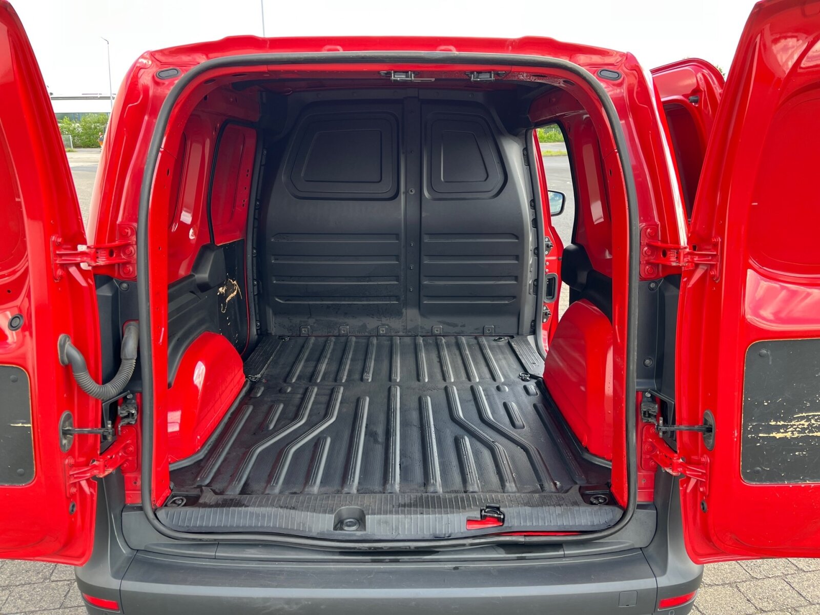 Ausstattungslinien und -Pakete:  Ausstattungslevel A,   Ohne Chrom-Paket,   Park-Paket:  Park-Paket hinten,   ProExterieur:  16" Stahlräder,   40,6 cm (16") Designräder 5-Doppelspeichen-Design,   Abdeckung Schiebetürschiene in Wagenfarbe,   Außenspiegel heizbar und elektrisch verstellbar,   Blinker Außenspiegel in Halogen-Technik,   Frontscheibe wärmedämmend,   Hecktür zweiflügelig 180 Grad ohne Fenster:  Kastenwagen:  Komplettfahrzeug,   Ohne aktiver Brems-Assistent,   Ohne Einstiegsleisten,   Ohne Lackierung Anbauteile,   Ohne PTC-Element,   Ohne Zierstab Heckklappe Chrom,   Radstand 2716 mm,   Reserverad,   Scheinwerfer in Halogen-Technik,   Schiebetür links:  Schiebetür rechts:  Schriftzug Gewerblich,   Standardwegausführung,   Steuercode Umstellung WLTP,   Stoßfänger schwarz genarbt,   Türgriffe lackiert in Wagenfarbe,   Verbrenner,   Vorrüstung für DachrelingInterieur:  6-Gang Schaltgetriebe:  Ablagefach auf Instrumententafel,   Anzeige Rückfahrkamera im Innenspiegel,   Armlehne mit Staufach,   Beifahrersitz,   Fahrersitz höhenverstellbar:  Fensterheber vorn elektr. m. Komfortbedienfunktion,   Griffleiste schwarz genarbt,   Handschuhfach, Beifahrerseite, geschlossen,   Innenbeleuchtung LED vorne,   Innenraumbeleuchtung in LED-Technik,   Innenspiegel  automatisch abblendend,   Innenverkleidung Basis,   Instrumententafel in Kunststoff schwarz genarbt,   Instrumententafel schwarz Kunststoff,   Klimaanlage:  Kraftstofffilter mit Wasserabscheider,   Kunststoffboden im Fahrgastraum vorn,   Lenkrad umschäumt,   Linkslenker,   Mittelarmlehne und Türfelder schwarz genarbt,   Ohne Ambientenbeleuchtung,   Ohne beheiztes Lenkrad,   Ohne Belüftungsdüsen im Fond,   Ohne Fenster SW/LST m. Fensterheber elektr.,   Ohne Fussmatten,   Ohne Innenraumspiegel,   Ohne Lastschutznetz,   Ohne Rücksitzbank,   Ohne Sitze in Reihe 3,   Ohne Sitzheizung vorn,   Ohne Sitz in Reihe 2,   Ohne Sitz Mittelgurt Fond,   Ohne Tasche an Fahrer- und Beifahrerrückenlehne,   Ohne Warmluftkanal zum Fahrgastraum,   Ohne Zierelemente,   Schaltknauf Kunststoff,   Sitzbezugsart Stoff,   Start über Zündschlüssel,   Stoff Caluma schwarz,   Tachometer km/h,   Trennwand durchgehend:Multimedia:  Digitales Extra: Remote Services Plus,   Digitales Radio (DAB):  Kommunikationsmodul (LTE) für digitale Dienste:  MB Audiosystem mit DAB,   Mercedes-Benz Notrufsystem:  Ohne kabelloses Ladesystem für mobile Endgeräte,   Smartphone-Halterung,   Sprache Kombiinstrument - deutsch,   Vorrüstung für Digitale ExtrasKomfort und Umwelt:  Attention Assist:  Berganfahrhilfe:  ECO Start-Stop Funktion:  Emissionsklasse Euro 6d-TEMP M/N1 GR. II:  Laderaumbeleuchtung in LED-Technik,   Lenkrad in Neigung und Höhe verstellbar,   Licht- und Regensensor:  Multifunktionslenkrad:  Ohne Fernlicht-Assistent,   Ohne Spurhalte-Assistent,   Ohne Totwinkel-Assistent,   Ohne Verkehrszeichen-Assistent,   Partikelfilter:  Rückfahrkamera:  Tempomat:Sicherheit:  Airbag Fahrer und Beifahrer,   Bremsanlage mit ABS und ASR,   Elektronisches Stabilitätsprogramm (ESP),   Festellbremse,   Gurtwarneinrichtung für Fahrer und Beifahrersitz,   Ohne Automatische Beifahrer-Airbagabschaltung,   Ohne Kopfstützen Fahrgastraum,   Thorax-Sidebags und Windowbags vorneWeiteres:  Gewichtsvariante 2.021 kg,   Hersteller Mercedes-Benz AG,   Interner Code SSPREM,   Kunststoffboden Kofferraum / Laderaum,   Markenumfang Mercedes-Benz,   Ohne aktiver Lenkassistent,   Ohne Double Lock,   Ohne Drehzahlanhebung mit Konstanthaltung,   Ohne Fenster hinten,   Ohne Generator verstärkt,   Ohne Heckscheibe heizbar,   Ohne Kindersicherung an Türen im Fahrgastraum,   Ohne Kindersitzbefestigung,   Ohne Ladekabel für Haushaltssteckdose,   Ohne Nebellampen,   Ohne Reifendrucküberwachung,   ohne Schmutzfänger,   Ohne  Spiegel in Beifahrer-Sonnenblende,   Ohne Wisch- und  Waschanlage,   Pannenmanagement,   Schilder / Druckschriften deutsch,   Standard Reichweite,   Startlaufstrecke Wartungsintervall 30.000km/2Jahre,   Typkennzeichen,   Baureihe 420 VS11,   MB-NA 60 2b mit Flansch, Tieflage, N-Drehzahl,   Motor OM 608.9 DE 15 LA 85 KW (116PS).