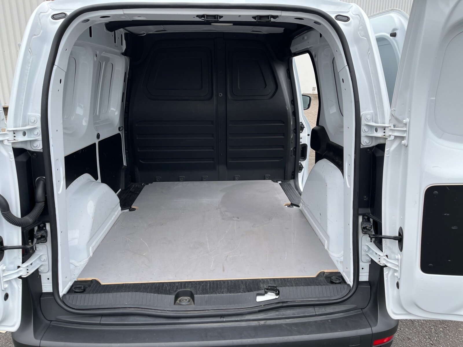 Ausstattungslinien und -Pakete:  Ausstattungslevel A,   Ohne Chrom-Paket,   Park-Paket:  PURE STANDARDExterieur:  16" Stahlräder,   40,6 cm (16") Stahlräder mit Radnabenabdeckung,   Abdeckung Schiebetürschiene schwarz genarbt,   Außenspiegel heizbar und elektrisch verstellbar,   Blinker Außenspiegel in Halogen-Technik,   Frontscheibe wärmedämmend,   Hecktür zweiflügelig 180 Grad ohne Fenster:  Kastenwagen:  Komplettfahrzeug,   MOTOR OM 608.9 DE 15 LA 55 KW (75PS),   Ohne aktiver Brems-Assistent,   Ohne Einstiegsleisten,   Ohne Lackierung Anbauteile,   Ohne PTC-Element,   Ohne Zierstab Heckklappe Chrom,   Querträger für Anhängerkupplung,   Radstand 2716 mm,   Reserverad,   Scheinwerfer in Halogen-Technik,   Schiebetür rechts:  Schriftzug Gewerblich,   Seitenwand links,   Standardwegausführung,   Steuercode Umstellung WLTP,   Stoßfänger schwarz genarbt,   Türgriff schwarz,   Verbrenner,   Vorrüstung für Dachreling,   without ECO Catalysator 90gInterieur:  6-Gang Schaltgetriebe:  Armlehne mit Staufach,   Beifahrersitz,   Fahrersitz höhenverstellbar:  Fensterheber vorn elektrisch,   Griffleiste schwarz genarbt,   Handschuhfach, Beifahrerseite, geschlossen,   Holzfußboden,   Innenverkleidung Basis,   Instrumententafel in Kunststoff schwarz genarbt,   Instrumententafel schwarz Kunststoff,   Klimaanlage:  Kraftstofffilter mit Wasserabscheider,   Kunststoffboden im Fahrgastraum vorn,   Lenkrad umschäumt,   Linkslenker,   Mittelarmlehne und Türfelder schwarz genarbt,   Ohne Ambientenbeleuchtung,   Ohne beheiztes Lenkrad,   Ohne Belüftungsdüsen im Fond,   Ohne Fenster SW/LST m. Fensterheber elektr.,   Ohne Fussmatten,   Ohne Innenraumspiegel,   Ohne Innenspiegel,   Ohne Lastschutznetz,   Ohne Rücksitzbank,   Ohne Sitze in Reihe 3,   Ohne Sitzheizung vorn,   Ohne Sitz in Reihe 2,   Ohne Sitz Mittelgurt Fond,   Ohne Tasche an Fahrer- und Beifahrerrückenlehne,   Ohne Warmluftkanal zum Fahrgastraum,   Ohne Zierelemente,   Schaltknauf Kunststoff,   Sitzbezugsart Stoff,   Start über Zündschlüssel,   Stoff Caluma schwarz,   Tachometer km/h,   Trennwand durchgehend:Multimedia:  Digitales Extra: Remote Services Plus,   Digitales Extra: Smartphone Integration,   Digitales Radio (DAB):  Kommunikationsmodul (LTE) für digitale Dienste:  MBUX Multimediasystem mit DAB,   Mercedes-Benz Notrufsystem:  Ohne kabelloses Ladesystem für mobile Endgeräte,   Sprache Kombiinstrument - deutsch,   Vorrüstung für Digitale ExtrasKomfort und Umwelt:  Attention Assist:  Berganfahrhilfe:  ECO Start-Stop Funktion:  Emissionsklasse Euro 6d-TEMP M/N1 GR. II:  Lenkrad in Neigung und Höhe verstellbar,   Licht- und Regensensor:  Multifunktionslenkrad:  Ohne Fernlicht-Assistent,   Ohne Spurhalte-Assistent,   Ohne Totwinkel-Assistent,   Ohne Verkehrszeichen-Assistent,   Partikelfilter:  Tempomat:Sicherheit:  Airbag Fahrer und Beifahrer,   Bremsanlage mit ABS und ASR,   Elektronisches Stabilitätsprogramm (ESP),   Festellbremse,   Gurtwarneinrichtung für Fahrer und Beifahrersitz,   Ohne Automatische Beifahrer-Airbagabschaltung,   Ohne Kopfstützen Fahrgastraum,   Thorax-Sidebags und Windowbags vorneWeiteres:  AEJ X2/1,   Gewichtsvariante 2.021 kg,   Hersteller Mercedes-Benz AG,   Interner Code SSPREM,   Interner Code SSVOLP,   Markenumfang Mercedes-Benz,   Ohne aktiver Lenkassistent,   Ohne Double Lock,   Ohne Drehzahlanhebung mit Konstanthaltung,   Ohne Fenster hinten,   Ohne Generator verstärkt,   Ohne Heckscheibe heizbar,   Ohne Kindersicherung an Türen im Fahrgastraum,   Ohne Kindersitzbefestigung,   Ohne Ladekabel für Haushaltssteckdose,   Ohne Nebellampen,   Ohne Reifendrucküberwachung,   Ohne Rückfahrkamera,   ohne Schmutzfänger,   Ohne  Spiegel in Beifahrer-Sonnenblende,   Ohne Wisch- und  Waschanlage,   Pannenmanagement,   Schilder / Druckschriften deutsch,   Standard Reichweite,   Startlaufstrecke Wartungsintervall 30.000km/2Jahre,   Steuerung Einsatz Dienste,   Typkennzeichen,   VIN codierte Fahrzeugdaten mit Prüfziffer,   Baureihe 420 VS11,   MB-NA 60 2b mit Flansch, Hochlage, M-Drehzahl.