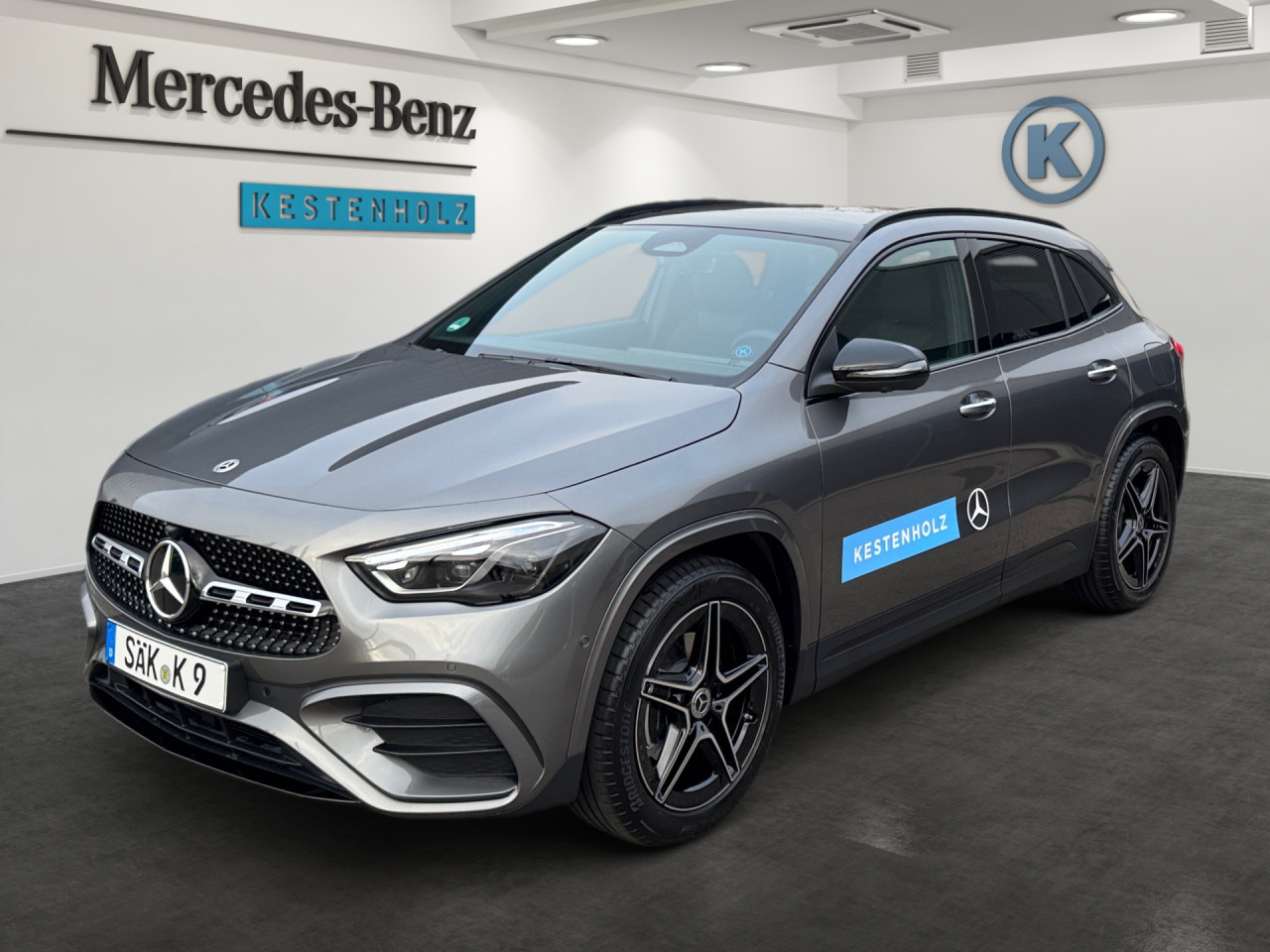 Getriebe: Automatikgetriebe 7G-DCT, 7 G&auml;ngeAusstattungslinie: AMG Line Exterieur: Advanced Plus,  AMG Line InterieurAusstattungspakete: Winterpaket,  AMG Sportpaket,  Komfort Paket: Sitzkomfort-Paket,  Night-Paket,  Licht- und Sichtpaket,  SpiegelpaketAssistenzsysteme: Fernlichtassistent,  Aktiver Park-Assistent inkl. PARKTRONIC,  Surround-Kamerasystem: Park-Paket mit 360&deg;-Kamera,  DISTRONIC,  Berganfahrhilfe,  Spracheingabesystem,  M&uuml;digkeitserkennung,  Spurhalteassistent,  Bremsassistent,  COLLISION PREVENTION ASSIST,  Verkehrszeichenerkennung,  GespannstabilisierungLicht und Sicht: Multibeam LED Scheinwerfer,  Tagfahrlicht,  Regensensor,  Automatisch abblendender Innenspiegel,  W&auml;rmeschutzverglasung,  Ambientebeleuchtung mehrfarbig,  LichtsensorAudio &amp; Kommunikation: MBUX,  Navigationssystem,  Radio,  Digitaler Radioempfang DAB,  Soundsystem,  USB Anschluss,  Mercedes connect me,  Handyvorbereitung Bluetooth,  Android Auto u. Apple CarPlay,  Kabelloses Laden f&uuml;r Handys,  WLAN HotspotKomfort: Digitales Kombiinstrument,  Klimaautomatik,  Panorama-Schiebedach,  Lordosenst&uuml;tze Fahrer/Beifahrer,  Sitzheizung Fahrer/Beifahrer,  Sportsitze,  Armauflage Fahrer/Beifahrer,  Direktlenkung,  Lenks&auml;ule verstellbar,  HANDS-FREE ACCESS,  Start-Stopp System,  Zentralver. mit Fernbedienung,  Fensterheber elektrisch,  EASY-PACK Heckklappe,  DYNAMIC SELECT,  Getr&auml;nkehalter vornInterieur: Sitze Kunstleder Ledernachbildung ARTICO / Mikrofaser MICROCUT schwarz,  Innenfarbe schwarz,  Multifunktions-Sport-/Lederlenkrad,  Lenkradheizung,  Bordcomputer,  R&uuml;cksitze klappbar,  Dekoreinlagen: H62 Zierelemente Carbonstruktur,  Lenkrad-SchaltwippenExterieur: Anh&auml;ngerkupplung schwenkbar,  Tieferlegung: Komfortfahrwerk mit Tieferlegung,  Touchscreen Bedienung,  Sportbremsanlage,  AMG Leichtmetallfelgen 19 Zoll,  Au&szlig;enspiegel elekt. anklappbar,  Dachreling: schwarz,  Reifenpannenset,  NotrufsystemSicherheit: i-Size Kindersitzbefestigung,  Fu&szlig;g&auml;ngerschutzsystem,  Fahrer- /Beifahrerairbag,  Seitenairbag vorn und hinten,  Knieairbag Fahrer,  Traktionskontrolle,  Elektr. Stabilit&auml;tsprogramm ESP,  Reifendruckkontrolle,  Wegfahrsperre,  Au&szlig;entemperatur Anzeige,  Antiblockiersystem ABS,  Bremsverschlei&szlig;anzeige,  Notbremsassistent,  Totwinkel-AssistentWeitere Ausstattung: 2S0 Digitales Extra: Individualisierungs-Paket,  859 CENTRAL MEDIA DISPLAY,  PDB Advanced-Plus-Paket mit  Digitalen Extras,  273 Ausstiegswarnfunktion,  Laderaum-Paket,  Gebrauchtwagensiegel: Junge SterneSonstige Ma&szlig;e und Gewichte: Nutzlast: 500 kg,  zul&auml;ssiges Gesamtgewicht: 2.070 kg,  Radstand: 2.729 mm24 Monate Garantie ab Erstzulassung. Fahrzeug hat Haltedauer. Liefertermin in Abstimmung mit dem Verk&auml;ufer. Irrt&uuml;mer und &Auml;nderungen vorbehalten