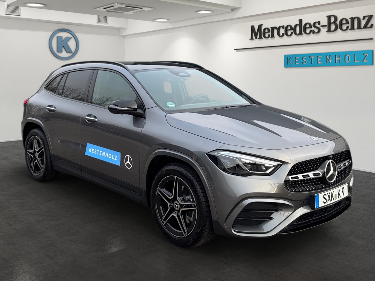 Getriebe: Automatikgetriebe 7G-DCT, 7 G&auml;ngeAusstattungslinie: AMG Line Exterieur: Advanced Plus,  AMG Line InterieurAusstattungspakete: Winterpaket,  AMG Sportpaket,  Komfort Paket: Sitzkomfort-Paket,  Night-Paket,  Licht- und Sichtpaket,  SpiegelpaketAssistenzsysteme: Fernlichtassistent,  Aktiver Park-Assistent inkl. PARKTRONIC,  Surround-Kamerasystem: Park-Paket mit 360&deg;-Kamera,  DISTRONIC,  Berganfahrhilfe,  Spracheingabesystem,  M&uuml;digkeitserkennung,  Spurhalteassistent,  Bremsassistent,  COLLISION PREVENTION ASSIST,  Verkehrszeichenerkennung,  GespannstabilisierungLicht und Sicht: Multibeam LED Scheinwerfer,  Tagfahrlicht,  Regensensor,  Automatisch abblendender Innenspiegel,  W&auml;rmeschutzverglasung,  Ambientebeleuchtung mehrfarbig,  LichtsensorAudio &amp; Kommunikation: MBUX,  Navigationssystem,  Radio,  Digitaler Radioempfang DAB,  Soundsystem,  USB Anschluss,  Mercedes connect me,  Handyvorbereitung Bluetooth,  Android Auto u. Apple CarPlay,  Kabelloses Laden f&uuml;r Handys,  WLAN HotspotKomfort: Digitales Kombiinstrument,  Klimaautomatik,  Panorama-Schiebedach,  Lordosenst&uuml;tze Fahrer/Beifahrer,  Sitzheizung Fahrer/Beifahrer,  Sportsitze,  Armauflage Fahrer/Beifahrer,  Direktlenkung,  Lenks&auml;ule verstellbar,  HANDS-FREE ACCESS,  Start-Stopp System,  Zentralver. mit Fernbedienung,  Fensterheber elektrisch,  EASY-PACK Heckklappe,  DYNAMIC SELECT,  Getr&auml;nkehalter vornInterieur: Sitze Kunstleder Ledernachbildung ARTICO / Mikrofaser MICROCUT schwarz,  Innenfarbe schwarz,  Multifunktions-Sport-/Lederlenkrad,  Lenkradheizung,  Bordcomputer,  R&uuml;cksitze klappbar,  Dekoreinlagen: H62 Zierelemente Carbonstruktur,  Lenkrad-SchaltwippenExterieur: Anh&auml;ngerkupplung schwenkbar,  Tieferlegung: Komfortfahrwerk mit Tieferlegung,  Touchscreen Bedienung,  Sportbremsanlage,  AMG Leichtmetallfelgen 19 Zoll,  Au&szlig;enspiegel elekt. anklappbar,  Dachreling: schwarz,  Reifenpannenset,  NotrufsystemSicherheit: i-Size Kindersitzbefestigung,  Fu&szlig;g&auml;ngerschutzsystem,  Fahrer- /Beifahrerairbag,  Seitenairbag vorn und hinten,  Knieairbag Fahrer,  Traktionskontrolle,  Elektr. Stabilit&auml;tsprogramm ESP,  Reifendruckkontrolle,  Wegfahrsperre,  Au&szlig;entemperatur Anzeige,  Antiblockiersystem ABS,  Bremsverschlei&szlig;anzeige,  Notbremsassistent,  Totwinkel-AssistentWeitere Ausstattung: 2S0 Digitales Extra: Individualisierungs-Paket,  859 CENTRAL MEDIA DISPLAY,  PDB Advanced-Plus-Paket mit  Digitalen Extras,  273 Ausstiegswarnfunktion,  Laderaum-Paket,  Gebrauchtwagensiegel: Junge SterneSonstige Ma&szlig;e und Gewichte: Nutzlast: 500 kg,  zul&auml;ssiges Gesamtgewicht: 2.070 kg,  Radstand: 2.729 mm24 Monate Garantie ab Erstzulassung. Fahrzeug hat Haltedauer. Liefertermin in Abstimmung mit dem Verk&auml;ufer. Irrt&uuml;mer und &Auml;nderungen vorbehalten