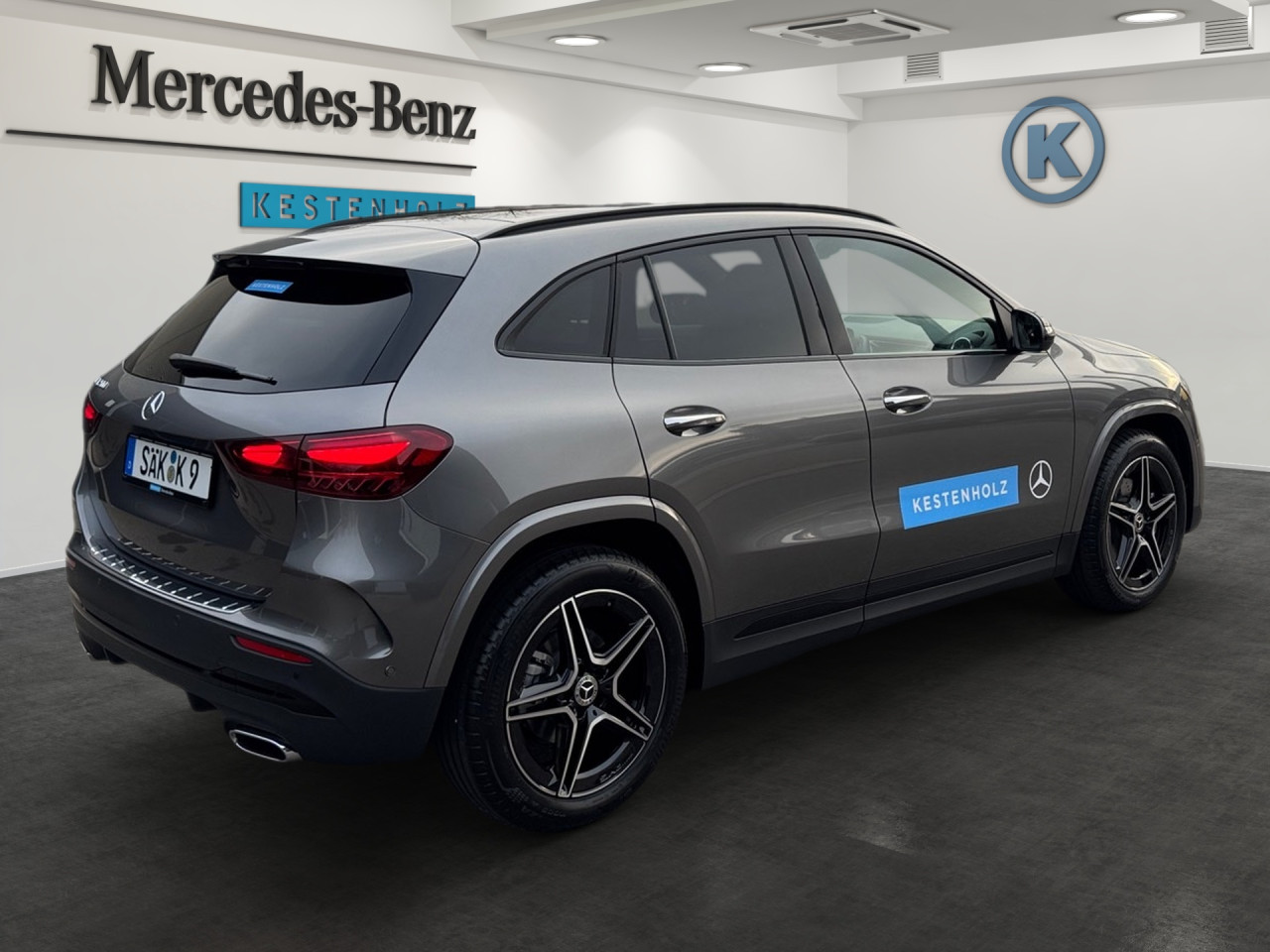 Getriebe: Automatikgetriebe 7G-DCT, 7 G&auml;ngeAusstattungslinie: AMG Line Exterieur: Advanced Plus,  AMG Line InterieurAusstattungspakete: Winterpaket,  AMG Sportpaket,  Komfort Paket: Sitzkomfort-Paket,  Night-Paket,  Licht- und Sichtpaket,  SpiegelpaketAssistenzsysteme: Fernlichtassistent,  Aktiver Park-Assistent inkl. PARKTRONIC,  Surround-Kamerasystem: Park-Paket mit 360&deg;-Kamera,  DISTRONIC,  Berganfahrhilfe,  Spracheingabesystem,  M&uuml;digkeitserkennung,  Spurhalteassistent,  Bremsassistent,  COLLISION PREVENTION ASSIST,  Verkehrszeichenerkennung,  GespannstabilisierungLicht und Sicht: Multibeam LED Scheinwerfer,  Tagfahrlicht,  Regensensor,  Automatisch abblendender Innenspiegel,  W&auml;rmeschutzverglasung,  Ambientebeleuchtung mehrfarbig,  LichtsensorAudio &amp; Kommunikation: MBUX,  Navigationssystem,  Radio,  Digitaler Radioempfang DAB,  Soundsystem,  USB Anschluss,  Mercedes connect me,  Handyvorbereitung Bluetooth,  Android Auto u. Apple CarPlay,  Kabelloses Laden f&uuml;r Handys,  WLAN HotspotKomfort: Digitales Kombiinstrument,  Klimaautomatik,  Panorama-Schiebedach,  Lordosenst&uuml;tze Fahrer/Beifahrer,  Sitzheizung Fahrer/Beifahrer,  Sportsitze,  Armauflage Fahrer/Beifahrer,  Direktlenkung,  Lenks&auml;ule verstellbar,  HANDS-FREE ACCESS,  Start-Stopp System,  Zentralver. mit Fernbedienung,  Fensterheber elektrisch,  EASY-PACK Heckklappe,  DYNAMIC SELECT,  Getr&auml;nkehalter vornInterieur: Sitze Kunstleder Ledernachbildung ARTICO / Mikrofaser MICROCUT schwarz,  Innenfarbe schwarz,  Multifunktions-Sport-/Lederlenkrad,  Lenkradheizung,  Bordcomputer,  R&uuml;cksitze klappbar,  Dekoreinlagen: H62 Zierelemente Carbonstruktur,  Lenkrad-SchaltwippenExterieur: Anh&auml;ngerkupplung schwenkbar,  Tieferlegung: Komfortfahrwerk mit Tieferlegung,  Touchscreen Bedienung,  Sportbremsanlage,  AMG Leichtmetallfelgen 19 Zoll,  Au&szlig;enspiegel elekt. anklappbar,  Dachreling: schwarz,  Reifenpannenset,  NotrufsystemSicherheit: i-Size Kindersitzbefestigung,  Fu&szlig;g&auml;ngerschutzsystem,  Fahrer- /Beifahrerairbag,  Seitenairbag vorn und hinten,  Knieairbag Fahrer,  Traktionskontrolle,  Elektr. Stabilit&auml;tsprogramm ESP,  Reifendruckkontrolle,  Wegfahrsperre,  Au&szlig;entemperatur Anzeige,  Antiblockiersystem ABS,  Bremsverschlei&szlig;anzeige,  Notbremsassistent,  Totwinkel-AssistentWeitere Ausstattung: 2S0 Digitales Extra: Individualisierungs-Paket,  859 CENTRAL MEDIA DISPLAY,  PDB Advanced-Plus-Paket mit  Digitalen Extras,  273 Ausstiegswarnfunktion,  Laderaum-Paket,  Gebrauchtwagensiegel: Junge SterneSonstige Ma&szlig;e und Gewichte: Nutzlast: 500 kg,  zul&auml;ssiges Gesamtgewicht: 2.070 kg,  Radstand: 2.729 mm24 Monate Garantie ab Erstzulassung. Fahrzeug hat Haltedauer. Liefertermin in Abstimmung mit dem Verk&auml;ufer. Irrt&uuml;mer und &Auml;nderungen vorbehalten