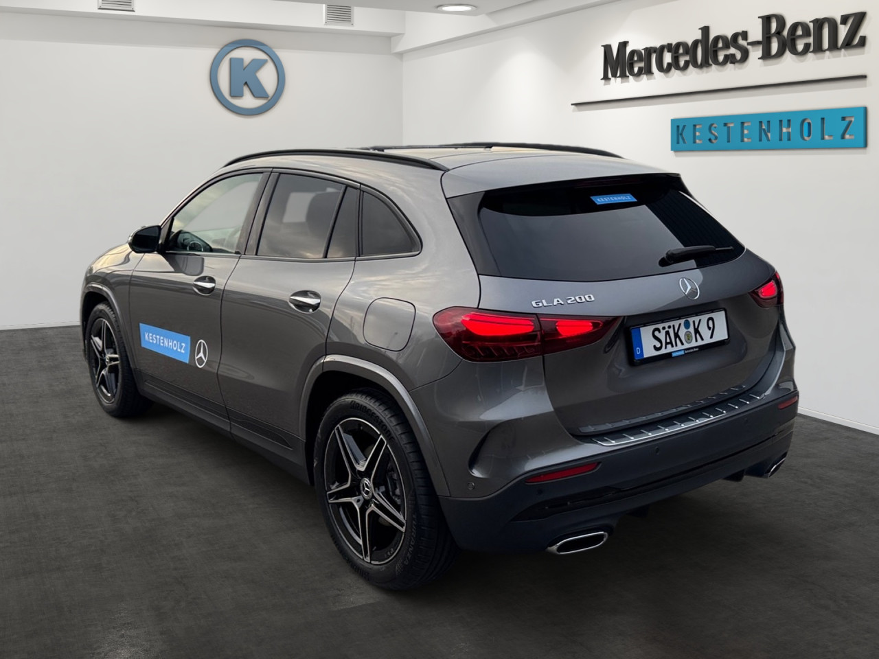 Getriebe: Automatikgetriebe 7G-DCT, 7 G&auml;ngeAusstattungslinie: AMG Line Exterieur: Advanced Plus,  AMG Line InterieurAusstattungspakete: Winterpaket,  AMG Sportpaket,  Komfort Paket: Sitzkomfort-Paket,  Night-Paket,  Licht- und Sichtpaket,  SpiegelpaketAssistenzsysteme: Fernlichtassistent,  Aktiver Park-Assistent inkl. PARKTRONIC,  Surround-Kamerasystem: Park-Paket mit 360&deg;-Kamera,  DISTRONIC,  Berganfahrhilfe,  Spracheingabesystem,  M&uuml;digkeitserkennung,  Spurhalteassistent,  Bremsassistent,  COLLISION PREVENTION ASSIST,  Verkehrszeichenerkennung,  GespannstabilisierungLicht und Sicht: Multibeam LED Scheinwerfer,  Tagfahrlicht,  Regensensor,  Automatisch abblendender Innenspiegel,  W&auml;rmeschutzverglasung,  Ambientebeleuchtung mehrfarbig,  LichtsensorAudio &amp; Kommunikation: MBUX,  Navigationssystem,  Radio,  Digitaler Radioempfang DAB,  Soundsystem,  USB Anschluss,  Mercedes connect me,  Handyvorbereitung Bluetooth,  Android Auto u. Apple CarPlay,  Kabelloses Laden f&uuml;r Handys,  WLAN HotspotKomfort: Digitales Kombiinstrument,  Klimaautomatik,  Panorama-Schiebedach,  Lordosenst&uuml;tze Fahrer/Beifahrer,  Sitzheizung Fahrer/Beifahrer,  Sportsitze,  Armauflage Fahrer/Beifahrer,  Direktlenkung,  Lenks&auml;ule verstellbar,  HANDS-FREE ACCESS,  Start-Stopp System,  Zentralver. mit Fernbedienung,  Fensterheber elektrisch,  EASY-PACK Heckklappe,  DYNAMIC SELECT,  Getr&auml;nkehalter vornInterieur: Sitze Kunstleder Ledernachbildung ARTICO / Mikrofaser MICROCUT schwarz,  Innenfarbe schwarz,  Multifunktions-Sport-/Lederlenkrad,  Lenkradheizung,  Bordcomputer,  R&uuml;cksitze klappbar,  Dekoreinlagen: H62 Zierelemente Carbonstruktur,  Lenkrad-SchaltwippenExterieur: Anh&auml;ngerkupplung schwenkbar,  Tieferlegung: Komfortfahrwerk mit Tieferlegung,  Touchscreen Bedienung,  Sportbremsanlage,  AMG Leichtmetallfelgen 19 Zoll,  Au&szlig;enspiegel elekt. anklappbar,  Dachreling: schwarz,  Reifenpannenset,  NotrufsystemSicherheit: i-Size Kindersitzbefestigung,  Fu&szlig;g&auml;ngerschutzsystem,  Fahrer- /Beifahrerairbag,  Seitenairbag vorn und hinten,  Knieairbag Fahrer,  Traktionskontrolle,  Elektr. Stabilit&auml;tsprogramm ESP,  Reifendruckkontrolle,  Wegfahrsperre,  Au&szlig;entemperatur Anzeige,  Antiblockiersystem ABS,  Bremsverschlei&szlig;anzeige,  Notbremsassistent,  Totwinkel-AssistentWeitere Ausstattung: 2S0 Digitales Extra: Individualisierungs-Paket,  859 CENTRAL MEDIA DISPLAY,  PDB Advanced-Plus-Paket mit  Digitalen Extras,  273 Ausstiegswarnfunktion,  Laderaum-Paket,  Gebrauchtwagensiegel: Junge SterneSonstige Ma&szlig;e und Gewichte: Nutzlast: 500 kg,  zul&auml;ssiges Gesamtgewicht: 2.070 kg,  Radstand: 2.729 mm24 Monate Garantie ab Erstzulassung. Fahrzeug hat Haltedauer. Liefertermin in Abstimmung mit dem Verk&auml;ufer. Irrt&uuml;mer und &Auml;nderungen vorbehalten