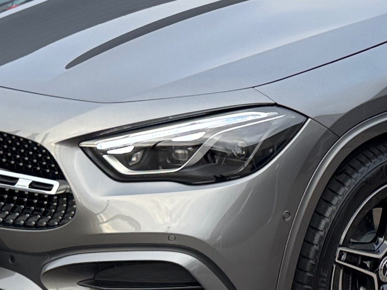 Getriebe: Automatikgetriebe 7G-DCT, 7 G&auml;ngeAusstattungslinie: AMG Line Exterieur: Advanced Plus,  AMG Line InterieurAusstattungspakete: Winterpaket,  AMG Sportpaket,  Komfort Paket: Sitzkomfort-Paket,  Night-Paket,  Licht- und Sichtpaket,  SpiegelpaketAssistenzsysteme: Fernlichtassistent,  Aktiver Park-Assistent inkl. PARKTRONIC,  Surround-Kamerasystem: Park-Paket mit 360&deg;-Kamera,  DISTRONIC,  Berganfahrhilfe,  Spracheingabesystem,  M&uuml;digkeitserkennung,  Spurhalteassistent,  Bremsassistent,  COLLISION PREVENTION ASSIST,  Verkehrszeichenerkennung,  GespannstabilisierungLicht und Sicht: Multibeam LED Scheinwerfer,  Tagfahrlicht,  Regensensor,  Automatisch abblendender Innenspiegel,  W&auml;rmeschutzverglasung,  Ambientebeleuchtung mehrfarbig,  LichtsensorAudio &amp; Kommunikation: MBUX,  Navigationssystem,  Radio,  Digitaler Radioempfang DAB,  Soundsystem,  USB Anschluss,  Mercedes connect me,  Handyvorbereitung Bluetooth,  Android Auto u. Apple CarPlay,  Kabelloses Laden f&uuml;r Handys,  WLAN HotspotKomfort: Digitales Kombiinstrument,  Klimaautomatik,  Panorama-Schiebedach,  Lordosenst&uuml;tze Fahrer/Beifahrer,  Sitzheizung Fahrer/Beifahrer,  Sportsitze,  Armauflage Fahrer/Beifahrer,  Direktlenkung,  Lenks&auml;ule verstellbar,  HANDS-FREE ACCESS,  Start-Stopp System,  Zentralver. mit Fernbedienung,  Fensterheber elektrisch,  EASY-PACK Heckklappe,  DYNAMIC SELECT,  Getr&auml;nkehalter vornInterieur: Sitze Kunstleder Ledernachbildung ARTICO / Mikrofaser MICROCUT schwarz,  Innenfarbe schwarz,  Multifunktions-Sport-/Lederlenkrad,  Lenkradheizung,  Bordcomputer,  R&uuml;cksitze klappbar,  Dekoreinlagen: H62 Zierelemente Carbonstruktur,  Lenkrad-SchaltwippenExterieur: Anh&auml;ngerkupplung schwenkbar,  Tieferlegung: Komfortfahrwerk mit Tieferlegung,  Touchscreen Bedienung,  Sportbremsanlage,  AMG Leichtmetallfelgen 19 Zoll,  Au&szlig;enspiegel elekt. anklappbar,  Dachreling: schwarz,  Reifenpannenset,  NotrufsystemSicherheit: i-Size Kindersitzbefestigung,  Fu&szlig;g&auml;ngerschutzsystem,  Fahrer- /Beifahrerairbag,  Seitenairbag vorn und hinten,  Knieairbag Fahrer,  Traktionskontrolle,  Elektr. Stabilit&auml;tsprogramm ESP,  Reifendruckkontrolle,  Wegfahrsperre,  Au&szlig;entemperatur Anzeige,  Antiblockiersystem ABS,  Bremsverschlei&szlig;anzeige,  Notbremsassistent,  Totwinkel-AssistentWeitere Ausstattung: 2S0 Digitales Extra: Individualisierungs-Paket,  859 CENTRAL MEDIA DISPLAY,  PDB Advanced-Plus-Paket mit  Digitalen Extras,  273 Ausstiegswarnfunktion,  Laderaum-Paket,  Gebrauchtwagensiegel: Junge SterneSonstige Ma&szlig;e und Gewichte: Nutzlast: 500 kg,  zul&auml;ssiges Gesamtgewicht: 2.070 kg,  Radstand: 2.729 mm24 Monate Garantie ab Erstzulassung. Fahrzeug hat Haltedauer. Liefertermin in Abstimmung mit dem Verk&auml;ufer. Irrt&uuml;mer und &Auml;nderungen vorbehalten