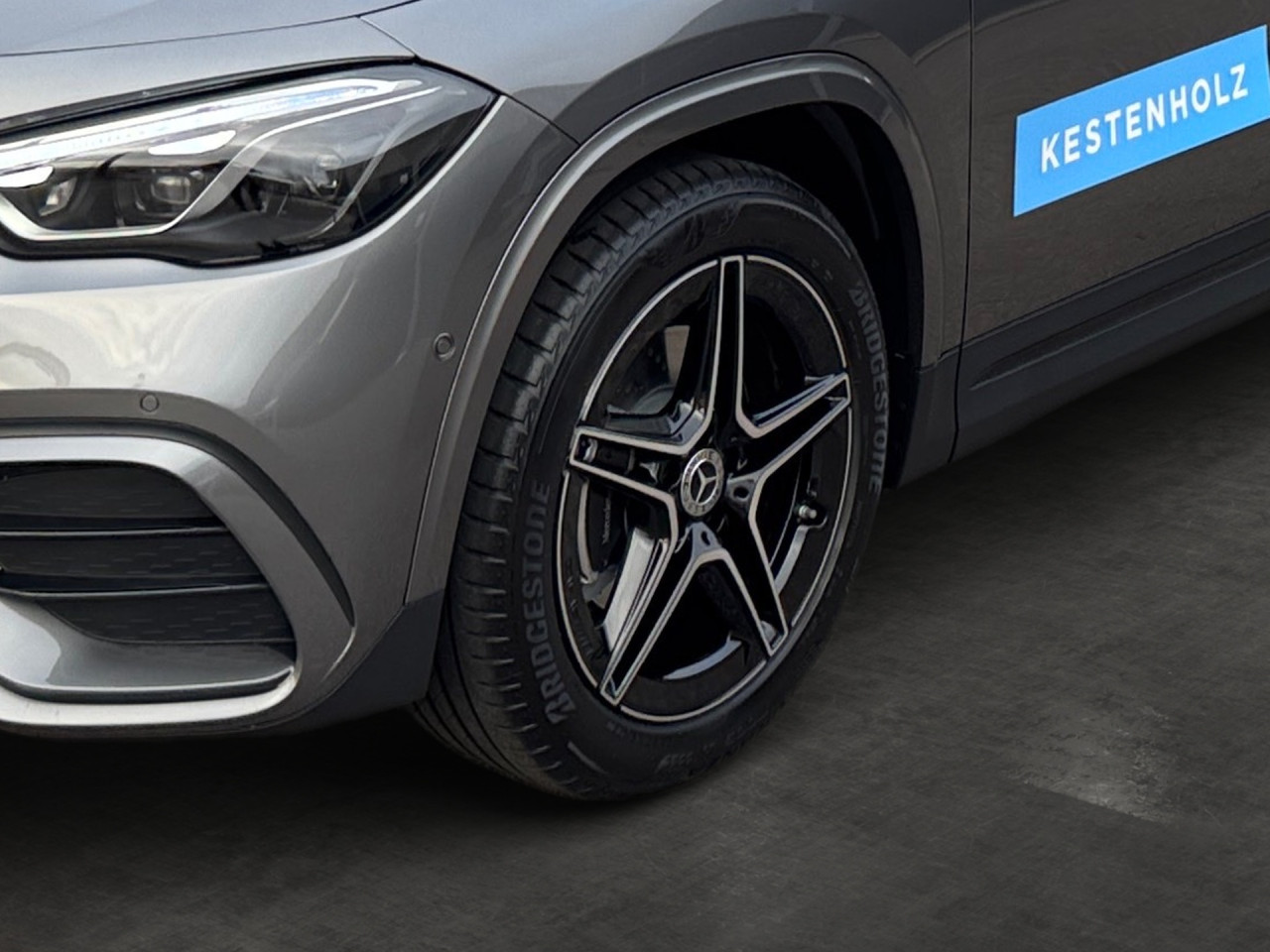 Getriebe: Automatikgetriebe 7G-DCT, 7 G&auml;ngeAusstattungslinie: AMG Line Exterieur: Advanced Plus,  AMG Line InterieurAusstattungspakete: Winterpaket,  AMG Sportpaket,  Komfort Paket: Sitzkomfort-Paket,  Night-Paket,  Licht- und Sichtpaket,  SpiegelpaketAssistenzsysteme: Fernlichtassistent,  Aktiver Park-Assistent inkl. PARKTRONIC,  Surround-Kamerasystem: Park-Paket mit 360&deg;-Kamera,  DISTRONIC,  Berganfahrhilfe,  Spracheingabesystem,  M&uuml;digkeitserkennung,  Spurhalteassistent,  Bremsassistent,  COLLISION PREVENTION ASSIST,  Verkehrszeichenerkennung,  GespannstabilisierungLicht und Sicht: Multibeam LED Scheinwerfer,  Tagfahrlicht,  Regensensor,  Automatisch abblendender Innenspiegel,  W&auml;rmeschutzverglasung,  Ambientebeleuchtung mehrfarbig,  LichtsensorAudio &amp; Kommunikation: MBUX,  Navigationssystem,  Radio,  Digitaler Radioempfang DAB,  Soundsystem,  USB Anschluss,  Mercedes connect me,  Handyvorbereitung Bluetooth,  Android Auto u. Apple CarPlay,  Kabelloses Laden f&uuml;r Handys,  WLAN HotspotKomfort: Digitales Kombiinstrument,  Klimaautomatik,  Panorama-Schiebedach,  Lordosenst&uuml;tze Fahrer/Beifahrer,  Sitzheizung Fahrer/Beifahrer,  Sportsitze,  Armauflage Fahrer/Beifahrer,  Direktlenkung,  Lenks&auml;ule verstellbar,  HANDS-FREE ACCESS,  Start-Stopp System,  Zentralver. mit Fernbedienung,  Fensterheber elektrisch,  EASY-PACK Heckklappe,  DYNAMIC SELECT,  Getr&auml;nkehalter vornInterieur: Sitze Kunstleder Ledernachbildung ARTICO / Mikrofaser MICROCUT schwarz,  Innenfarbe schwarz,  Multifunktions-Sport-/Lederlenkrad,  Lenkradheizung,  Bordcomputer,  R&uuml;cksitze klappbar,  Dekoreinlagen: H62 Zierelemente Carbonstruktur,  Lenkrad-SchaltwippenExterieur: Anh&auml;ngerkupplung schwenkbar,  Tieferlegung: Komfortfahrwerk mit Tieferlegung,  Touchscreen Bedienung,  Sportbremsanlage,  AMG Leichtmetallfelgen 19 Zoll,  Au&szlig;enspiegel elekt. anklappbar,  Dachreling: schwarz,  Reifenpannenset,  NotrufsystemSicherheit: i-Size Kindersitzbefestigung,  Fu&szlig;g&auml;ngerschutzsystem,  Fahrer- /Beifahrerairbag,  Seitenairbag vorn und hinten,  Knieairbag Fahrer,  Traktionskontrolle,  Elektr. Stabilit&auml;tsprogramm ESP,  Reifendruckkontrolle,  Wegfahrsperre,  Au&szlig;entemperatur Anzeige,  Antiblockiersystem ABS,  Bremsverschlei&szlig;anzeige,  Notbremsassistent,  Totwinkel-AssistentWeitere Ausstattung: 2S0 Digitales Extra: Individualisierungs-Paket,  859 CENTRAL MEDIA DISPLAY,  PDB Advanced-Plus-Paket mit  Digitalen Extras,  273 Ausstiegswarnfunktion,  Laderaum-Paket,  Gebrauchtwagensiegel: Junge SterneSonstige Ma&szlig;e und Gewichte: Nutzlast: 500 kg,  zul&auml;ssiges Gesamtgewicht: 2.070 kg,  Radstand: 2.729 mm24 Monate Garantie ab Erstzulassung. Fahrzeug hat Haltedauer. Liefertermin in Abstimmung mit dem Verk&auml;ufer. Irrt&uuml;mer und &Auml;nderungen vorbehalten