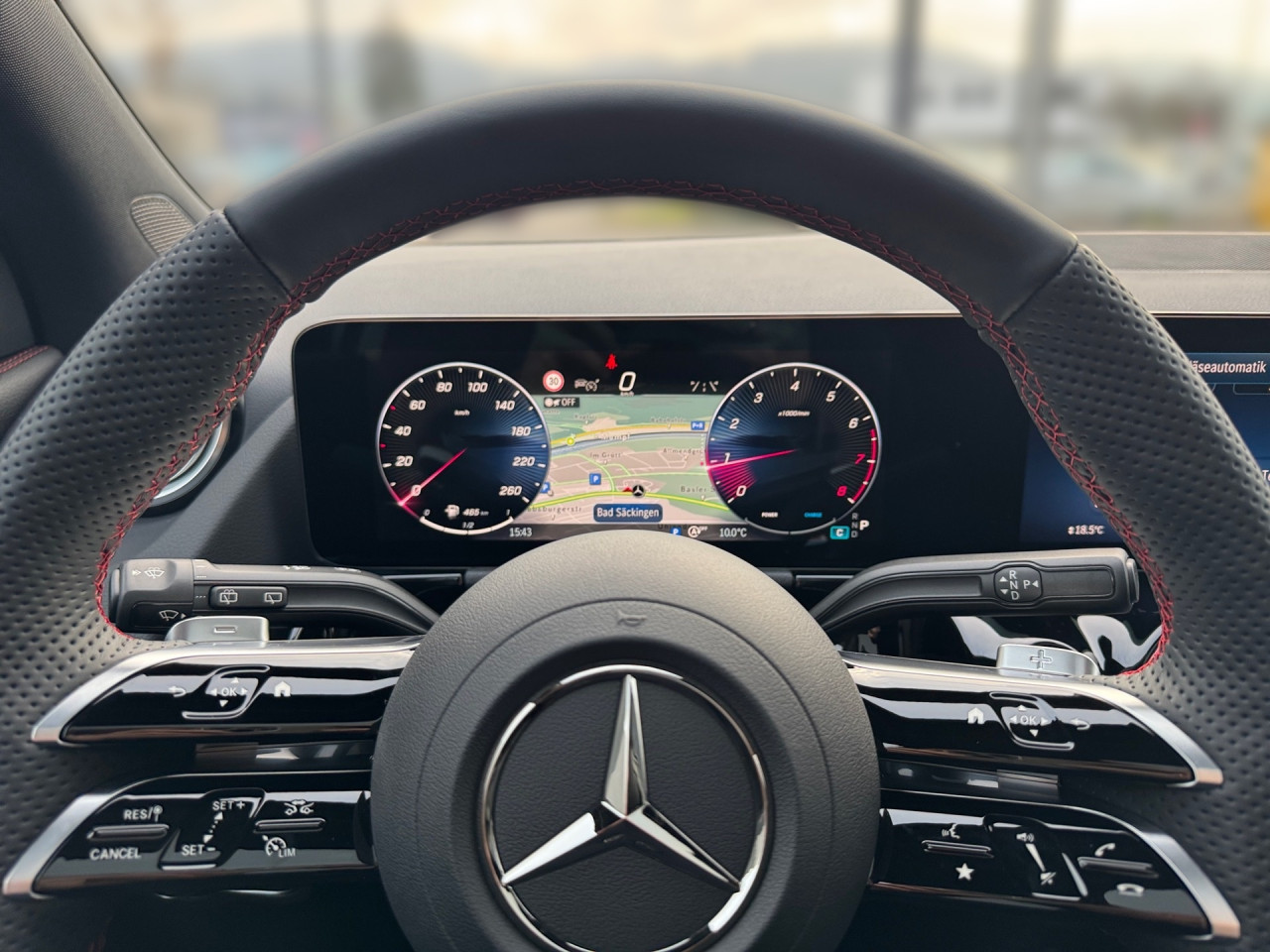 Getriebe: Automatikgetriebe 7G-DCT, 7 G&auml;ngeAusstattungslinie: AMG Line Exterieur: Advanced Plus,  AMG Line InterieurAusstattungspakete: Winterpaket,  AMG Sportpaket,  Komfort Paket: Sitzkomfort-Paket,  Night-Paket,  Licht- und Sichtpaket,  SpiegelpaketAssistenzsysteme: Fernlichtassistent,  Aktiver Park-Assistent inkl. PARKTRONIC,  Surround-Kamerasystem: Park-Paket mit 360&deg;-Kamera,  DISTRONIC,  Berganfahrhilfe,  Spracheingabesystem,  M&uuml;digkeitserkennung,  Spurhalteassistent,  Bremsassistent,  COLLISION PREVENTION ASSIST,  Verkehrszeichenerkennung,  GespannstabilisierungLicht und Sicht: Multibeam LED Scheinwerfer,  Tagfahrlicht,  Regensensor,  Automatisch abblendender Innenspiegel,  W&auml;rmeschutzverglasung,  Ambientebeleuchtung mehrfarbig,  LichtsensorAudio &amp; Kommunikation: MBUX,  Navigationssystem,  Radio,  Digitaler Radioempfang DAB,  Soundsystem,  USB Anschluss,  Mercedes connect me,  Handyvorbereitung Bluetooth,  Android Auto u. Apple CarPlay,  Kabelloses Laden f&uuml;r Handys,  WLAN HotspotKomfort: Digitales Kombiinstrument,  Klimaautomatik,  Panorama-Schiebedach,  Lordosenst&uuml;tze Fahrer/Beifahrer,  Sitzheizung Fahrer/Beifahrer,  Sportsitze,  Armauflage Fahrer/Beifahrer,  Direktlenkung,  Lenks&auml;ule verstellbar,  HANDS-FREE ACCESS,  Start-Stopp System,  Zentralver. mit Fernbedienung,  Fensterheber elektrisch,  EASY-PACK Heckklappe,  DYNAMIC SELECT,  Getr&auml;nkehalter vornInterieur: Sitze Kunstleder Ledernachbildung ARTICO / Mikrofaser MICROCUT schwarz,  Innenfarbe schwarz,  Multifunktions-Sport-/Lederlenkrad,  Lenkradheizung,  Bordcomputer,  R&uuml;cksitze klappbar,  Dekoreinlagen: H62 Zierelemente Carbonstruktur,  Lenkrad-SchaltwippenExterieur: Anh&auml;ngerkupplung schwenkbar,  Tieferlegung: Komfortfahrwerk mit Tieferlegung,  Touchscreen Bedienung,  Sportbremsanlage,  AMG Leichtmetallfelgen 19 Zoll,  Au&szlig;enspiegel elekt. anklappbar,  Dachreling: schwarz,  Reifenpannenset,  NotrufsystemSicherheit: i-Size Kindersitzbefestigung,  Fu&szlig;g&auml;ngerschutzsystem,  Fahrer- /Beifahrerairbag,  Seitenairbag vorn und hinten,  Knieairbag Fahrer,  Traktionskontrolle,  Elektr. Stabilit&auml;tsprogramm ESP,  Reifendruckkontrolle,  Wegfahrsperre,  Au&szlig;entemperatur Anzeige,  Antiblockiersystem ABS,  Bremsverschlei&szlig;anzeige,  Notbremsassistent,  Totwinkel-AssistentWeitere Ausstattung: 2S0 Digitales Extra: Individualisierungs-Paket,  859 CENTRAL MEDIA DISPLAY,  PDB Advanced-Plus-Paket mit  Digitalen Extras,  273 Ausstiegswarnfunktion,  Laderaum-Paket,  Gebrauchtwagensiegel: Junge SterneSonstige Ma&szlig;e und Gewichte: Nutzlast: 500 kg,  zul&auml;ssiges Gesamtgewicht: 2.070 kg,  Radstand: 2.729 mm24 Monate Garantie ab Erstzulassung. Fahrzeug hat Haltedauer. Liefertermin in Abstimmung mit dem Verk&auml;ufer. Irrt&uuml;mer und &Auml;nderungen vorbehalten