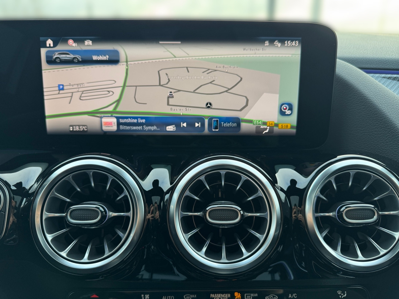 Getriebe: Automatikgetriebe 7G-DCT, 7 G&auml;ngeAusstattungslinie: AMG Line Exterieur: Advanced Plus,  AMG Line InterieurAusstattungspakete: Winterpaket,  AMG Sportpaket,  Komfort Paket: Sitzkomfort-Paket,  Night-Paket,  Licht- und Sichtpaket,  SpiegelpaketAssistenzsysteme: Fernlichtassistent,  Aktiver Park-Assistent inkl. PARKTRONIC,  Surround-Kamerasystem: Park-Paket mit 360&deg;-Kamera,  DISTRONIC,  Berganfahrhilfe,  Spracheingabesystem,  M&uuml;digkeitserkennung,  Spurhalteassistent,  Bremsassistent,  COLLISION PREVENTION ASSIST,  Verkehrszeichenerkennung,  GespannstabilisierungLicht und Sicht: Multibeam LED Scheinwerfer,  Tagfahrlicht,  Regensensor,  Automatisch abblendender Innenspiegel,  W&auml;rmeschutzverglasung,  Ambientebeleuchtung mehrfarbig,  LichtsensorAudio &amp; Kommunikation: MBUX,  Navigationssystem,  Radio,  Digitaler Radioempfang DAB,  Soundsystem,  USB Anschluss,  Mercedes connect me,  Handyvorbereitung Bluetooth,  Android Auto u. Apple CarPlay,  Kabelloses Laden f&uuml;r Handys,  WLAN HotspotKomfort: Digitales Kombiinstrument,  Klimaautomatik,  Panorama-Schiebedach,  Lordosenst&uuml;tze Fahrer/Beifahrer,  Sitzheizung Fahrer/Beifahrer,  Sportsitze,  Armauflage Fahrer/Beifahrer,  Direktlenkung,  Lenks&auml;ule verstellbar,  HANDS-FREE ACCESS,  Start-Stopp System,  Zentralver. mit Fernbedienung,  Fensterheber elektrisch,  EASY-PACK Heckklappe,  DYNAMIC SELECT,  Getr&auml;nkehalter vornInterieur: Sitze Kunstleder Ledernachbildung ARTICO / Mikrofaser MICROCUT schwarz,  Innenfarbe schwarz,  Multifunktions-Sport-/Lederlenkrad,  Lenkradheizung,  Bordcomputer,  R&uuml;cksitze klappbar,  Dekoreinlagen: H62 Zierelemente Carbonstruktur,  Lenkrad-SchaltwippenExterieur: Anh&auml;ngerkupplung schwenkbar,  Tieferlegung: Komfortfahrwerk mit Tieferlegung,  Touchscreen Bedienung,  Sportbremsanlage,  AMG Leichtmetallfelgen 19 Zoll,  Au&szlig;enspiegel elekt. anklappbar,  Dachreling: schwarz,  Reifenpannenset,  NotrufsystemSicherheit: i-Size Kindersitzbefestigung,  Fu&szlig;g&auml;ngerschutzsystem,  Fahrer- /Beifahrerairbag,  Seitenairbag vorn und hinten,  Knieairbag Fahrer,  Traktionskontrolle,  Elektr. Stabilit&auml;tsprogramm ESP,  Reifendruckkontrolle,  Wegfahrsperre,  Au&szlig;entemperatur Anzeige,  Antiblockiersystem ABS,  Bremsverschlei&szlig;anzeige,  Notbremsassistent,  Totwinkel-AssistentWeitere Ausstattung: 2S0 Digitales Extra: Individualisierungs-Paket,  859 CENTRAL MEDIA DISPLAY,  PDB Advanced-Plus-Paket mit  Digitalen Extras,  273 Ausstiegswarnfunktion,  Laderaum-Paket,  Gebrauchtwagensiegel: Junge SterneSonstige Ma&szlig;e und Gewichte: Nutzlast: 500 kg,  zul&auml;ssiges Gesamtgewicht: 2.070 kg,  Radstand: 2.729 mm24 Monate Garantie ab Erstzulassung. Fahrzeug hat Haltedauer. Liefertermin in Abstimmung mit dem Verk&auml;ufer. Irrt&uuml;mer und &Auml;nderungen vorbehalten
