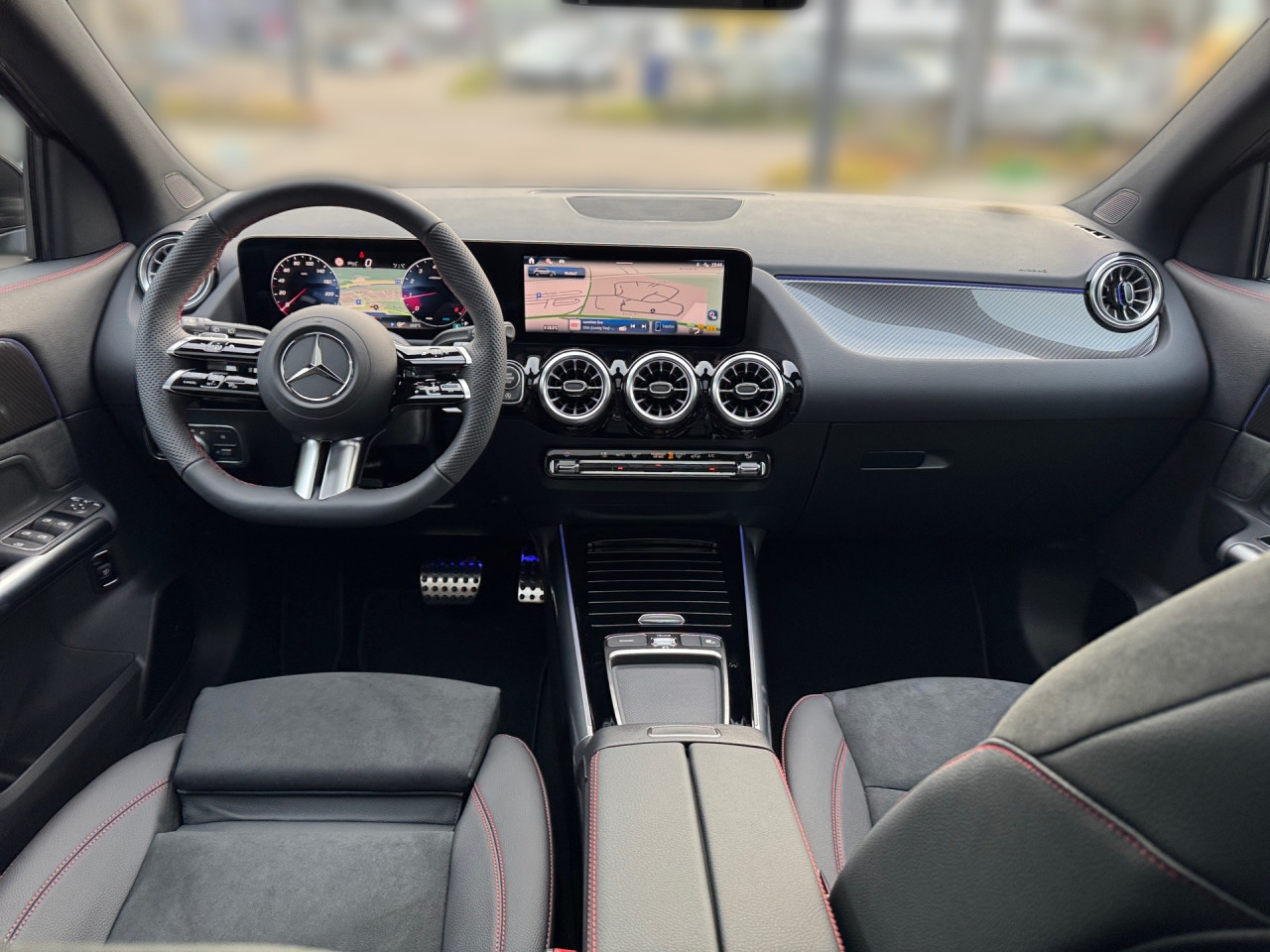 Getriebe: Automatikgetriebe 7G-DCT, 7 G&auml;ngeAusstattungslinie: AMG Line Exterieur: Advanced Plus,  AMG Line InterieurAusstattungspakete: Winterpaket,  AMG Sportpaket,  Komfort Paket: Sitzkomfort-Paket,  Night-Paket,  Licht- und Sichtpaket,  SpiegelpaketAssistenzsysteme: Fernlichtassistent,  Aktiver Park-Assistent inkl. PARKTRONIC,  Surround-Kamerasystem: Park-Paket mit 360&deg;-Kamera,  DISTRONIC,  Berganfahrhilfe,  Spracheingabesystem,  M&uuml;digkeitserkennung,  Spurhalteassistent,  Bremsassistent,  COLLISION PREVENTION ASSIST,  Verkehrszeichenerkennung,  GespannstabilisierungLicht und Sicht: Multibeam LED Scheinwerfer,  Tagfahrlicht,  Regensensor,  Automatisch abblendender Innenspiegel,  W&auml;rmeschutzverglasung,  Ambientebeleuchtung mehrfarbig,  LichtsensorAudio &amp; Kommunikation: MBUX,  Navigationssystem,  Radio,  Digitaler Radioempfang DAB,  Soundsystem,  USB Anschluss,  Mercedes connect me,  Handyvorbereitung Bluetooth,  Android Auto u. Apple CarPlay,  Kabelloses Laden f&uuml;r Handys,  WLAN HotspotKomfort: Digitales Kombiinstrument,  Klimaautomatik,  Panorama-Schiebedach,  Lordosenst&uuml;tze Fahrer/Beifahrer,  Sitzheizung Fahrer/Beifahrer,  Sportsitze,  Armauflage Fahrer/Beifahrer,  Direktlenkung,  Lenks&auml;ule verstellbar,  HANDS-FREE ACCESS,  Start-Stopp System,  Zentralver. mit Fernbedienung,  Fensterheber elektrisch,  EASY-PACK Heckklappe,  DYNAMIC SELECT,  Getr&auml;nkehalter vornInterieur: Sitze Kunstleder Ledernachbildung ARTICO / Mikrofaser MICROCUT schwarz,  Innenfarbe schwarz,  Multifunktions-Sport-/Lederlenkrad,  Lenkradheizung,  Bordcomputer,  R&uuml;cksitze klappbar,  Dekoreinlagen: H62 Zierelemente Carbonstruktur,  Lenkrad-SchaltwippenExterieur: Anh&auml;ngerkupplung schwenkbar,  Tieferlegung: Komfortfahrwerk mit Tieferlegung,  Touchscreen Bedienung,  Sportbremsanlage,  AMG Leichtmetallfelgen 19 Zoll,  Au&szlig;enspiegel elekt. anklappbar,  Dachreling: schwarz,  Reifenpannenset,  NotrufsystemSicherheit: i-Size Kindersitzbefestigung,  Fu&szlig;g&auml;ngerschutzsystem,  Fahrer- /Beifahrerairbag,  Seitenairbag vorn und hinten,  Knieairbag Fahrer,  Traktionskontrolle,  Elektr. Stabilit&auml;tsprogramm ESP,  Reifendruckkontrolle,  Wegfahrsperre,  Au&szlig;entemperatur Anzeige,  Antiblockiersystem ABS,  Bremsverschlei&szlig;anzeige,  Notbremsassistent,  Totwinkel-AssistentWeitere Ausstattung: 2S0 Digitales Extra: Individualisierungs-Paket,  859 CENTRAL MEDIA DISPLAY,  PDB Advanced-Plus-Paket mit  Digitalen Extras,  273 Ausstiegswarnfunktion,  Laderaum-Paket,  Gebrauchtwagensiegel: Junge SterneSonstige Ma&szlig;e und Gewichte: Nutzlast: 500 kg,  zul&auml;ssiges Gesamtgewicht: 2.070 kg,  Radstand: 2.729 mm24 Monate Garantie ab Erstzulassung. Fahrzeug hat Haltedauer. Liefertermin in Abstimmung mit dem Verk&auml;ufer. Irrt&uuml;mer und &Auml;nderungen vorbehalten