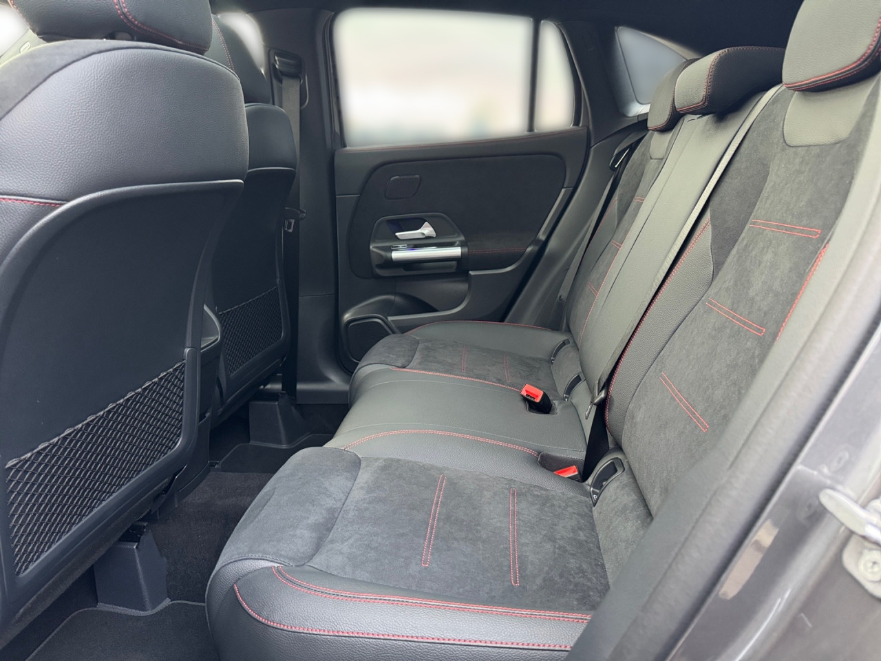 Getriebe: Automatikgetriebe 7G-DCT, 7 G&auml;ngeAusstattungslinie: AMG Line Exterieur: Advanced Plus,  AMG Line InterieurAusstattungspakete: Winterpaket,  AMG Sportpaket,  Komfort Paket: Sitzkomfort-Paket,  Night-Paket,  Licht- und Sichtpaket,  SpiegelpaketAssistenzsysteme: Fernlichtassistent,  Aktiver Park-Assistent inkl. PARKTRONIC,  Surround-Kamerasystem: Park-Paket mit 360&deg;-Kamera,  DISTRONIC,  Berganfahrhilfe,  Spracheingabesystem,  M&uuml;digkeitserkennung,  Spurhalteassistent,  Bremsassistent,  COLLISION PREVENTION ASSIST,  Verkehrszeichenerkennung,  GespannstabilisierungLicht und Sicht: Multibeam LED Scheinwerfer,  Tagfahrlicht,  Regensensor,  Automatisch abblendender Innenspiegel,  W&auml;rmeschutzverglasung,  Ambientebeleuchtung mehrfarbig,  LichtsensorAudio &amp; Kommunikation: MBUX,  Navigationssystem,  Radio,  Digitaler Radioempfang DAB,  Soundsystem,  USB Anschluss,  Mercedes connect me,  Handyvorbereitung Bluetooth,  Android Auto u. Apple CarPlay,  Kabelloses Laden f&uuml;r Handys,  WLAN HotspotKomfort: Digitales Kombiinstrument,  Klimaautomatik,  Panorama-Schiebedach,  Lordosenst&uuml;tze Fahrer/Beifahrer,  Sitzheizung Fahrer/Beifahrer,  Sportsitze,  Armauflage Fahrer/Beifahrer,  Direktlenkung,  Lenks&auml;ule verstellbar,  HANDS-FREE ACCESS,  Start-Stopp System,  Zentralver. mit Fernbedienung,  Fensterheber elektrisch,  EASY-PACK Heckklappe,  DYNAMIC SELECT,  Getr&auml;nkehalter vornInterieur: Sitze Kunstleder Ledernachbildung ARTICO / Mikrofaser MICROCUT schwarz,  Innenfarbe schwarz,  Multifunktions-Sport-/Lederlenkrad,  Lenkradheizung,  Bordcomputer,  R&uuml;cksitze klappbar,  Dekoreinlagen: H62 Zierelemente Carbonstruktur,  Lenkrad-SchaltwippenExterieur: Anh&auml;ngerkupplung schwenkbar,  Tieferlegung: Komfortfahrwerk mit Tieferlegung,  Touchscreen Bedienung,  Sportbremsanlage,  AMG Leichtmetallfelgen 19 Zoll,  Au&szlig;enspiegel elekt. anklappbar,  Dachreling: schwarz,  Reifenpannenset,  NotrufsystemSicherheit: i-Size Kindersitzbefestigung,  Fu&szlig;g&auml;ngerschutzsystem,  Fahrer- /Beifahrerairbag,  Seitenairbag vorn und hinten,  Knieairbag Fahrer,  Traktionskontrolle,  Elektr. Stabilit&auml;tsprogramm ESP,  Reifendruckkontrolle,  Wegfahrsperre,  Au&szlig;entemperatur Anzeige,  Antiblockiersystem ABS,  Bremsverschlei&szlig;anzeige,  Notbremsassistent,  Totwinkel-AssistentWeitere Ausstattung: 2S0 Digitales Extra: Individualisierungs-Paket,  859 CENTRAL MEDIA DISPLAY,  PDB Advanced-Plus-Paket mit  Digitalen Extras,  273 Ausstiegswarnfunktion,  Laderaum-Paket,  Gebrauchtwagensiegel: Junge SterneSonstige Ma&szlig;e und Gewichte: Nutzlast: 500 kg,  zul&auml;ssiges Gesamtgewicht: 2.070 kg,  Radstand: 2.729 mm24 Monate Garantie ab Erstzulassung. Fahrzeug hat Haltedauer. Liefertermin in Abstimmung mit dem Verk&auml;ufer. Irrt&uuml;mer und &Auml;nderungen vorbehalten
