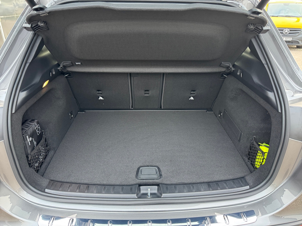 Getriebe: Automatikgetriebe 7G-DCT, 7 G&auml;ngeAusstattungslinie: AMG Line Exterieur: Advanced Plus,  AMG Line InterieurAusstattungspakete: Winterpaket,  AMG Sportpaket,  Komfort Paket: Sitzkomfort-Paket,  Night-Paket,  Licht- und Sichtpaket,  SpiegelpaketAssistenzsysteme: Fernlichtassistent,  Aktiver Park-Assistent inkl. PARKTRONIC,  Surround-Kamerasystem: Park-Paket mit 360&deg;-Kamera,  DISTRONIC,  Berganfahrhilfe,  Spracheingabesystem,  M&uuml;digkeitserkennung,  Spurhalteassistent,  Bremsassistent,  COLLISION PREVENTION ASSIST,  Verkehrszeichenerkennung,  GespannstabilisierungLicht und Sicht: Multibeam LED Scheinwerfer,  Tagfahrlicht,  Regensensor,  Automatisch abblendender Innenspiegel,  W&auml;rmeschutzverglasung,  Ambientebeleuchtung mehrfarbig,  LichtsensorAudio &amp; Kommunikation: MBUX,  Navigationssystem,  Radio,  Digitaler Radioempfang DAB,  Soundsystem,  USB Anschluss,  Mercedes connect me,  Handyvorbereitung Bluetooth,  Android Auto u. Apple CarPlay,  Kabelloses Laden f&uuml;r Handys,  WLAN HotspotKomfort: Digitales Kombiinstrument,  Klimaautomatik,  Panorama-Schiebedach,  Lordosenst&uuml;tze Fahrer/Beifahrer,  Sitzheizung Fahrer/Beifahrer,  Sportsitze,  Armauflage Fahrer/Beifahrer,  Direktlenkung,  Lenks&auml;ule verstellbar,  HANDS-FREE ACCESS,  Start-Stopp System,  Zentralver. mit Fernbedienung,  Fensterheber elektrisch,  EASY-PACK Heckklappe,  DYNAMIC SELECT,  Getr&auml;nkehalter vornInterieur: Sitze Kunstleder Ledernachbildung ARTICO / Mikrofaser MICROCUT schwarz,  Innenfarbe schwarz,  Multifunktions-Sport-/Lederlenkrad,  Lenkradheizung,  Bordcomputer,  R&uuml;cksitze klappbar,  Dekoreinlagen: H62 Zierelemente Carbonstruktur,  Lenkrad-SchaltwippenExterieur: Anh&auml;ngerkupplung schwenkbar,  Tieferlegung: Komfortfahrwerk mit Tieferlegung,  Touchscreen Bedienung,  Sportbremsanlage,  AMG Leichtmetallfelgen 19 Zoll,  Au&szlig;enspiegel elekt. anklappbar,  Dachreling: schwarz,  Reifenpannenset,  NotrufsystemSicherheit: i-Size Kindersitzbefestigung,  Fu&szlig;g&auml;ngerschutzsystem,  Fahrer- /Beifahrerairbag,  Seitenairbag vorn und hinten,  Knieairbag Fahrer,  Traktionskontrolle,  Elektr. Stabilit&auml;tsprogramm ESP,  Reifendruckkontrolle,  Wegfahrsperre,  Au&szlig;entemperatur Anzeige,  Antiblockiersystem ABS,  Bremsverschlei&szlig;anzeige,  Notbremsassistent,  Totwinkel-AssistentWeitere Ausstattung: 2S0 Digitales Extra: Individualisierungs-Paket,  859 CENTRAL MEDIA DISPLAY,  PDB Advanced-Plus-Paket mit  Digitalen Extras,  273 Ausstiegswarnfunktion,  Laderaum-Paket,  Gebrauchtwagensiegel: Junge SterneSonstige Ma&szlig;e und Gewichte: Nutzlast: 500 kg,  zul&auml;ssiges Gesamtgewicht: 2.070 kg,  Radstand: 2.729 mm24 Monate Garantie ab Erstzulassung. Fahrzeug hat Haltedauer. Liefertermin in Abstimmung mit dem Verk&auml;ufer. Irrt&uuml;mer und &Auml;nderungen vorbehalten