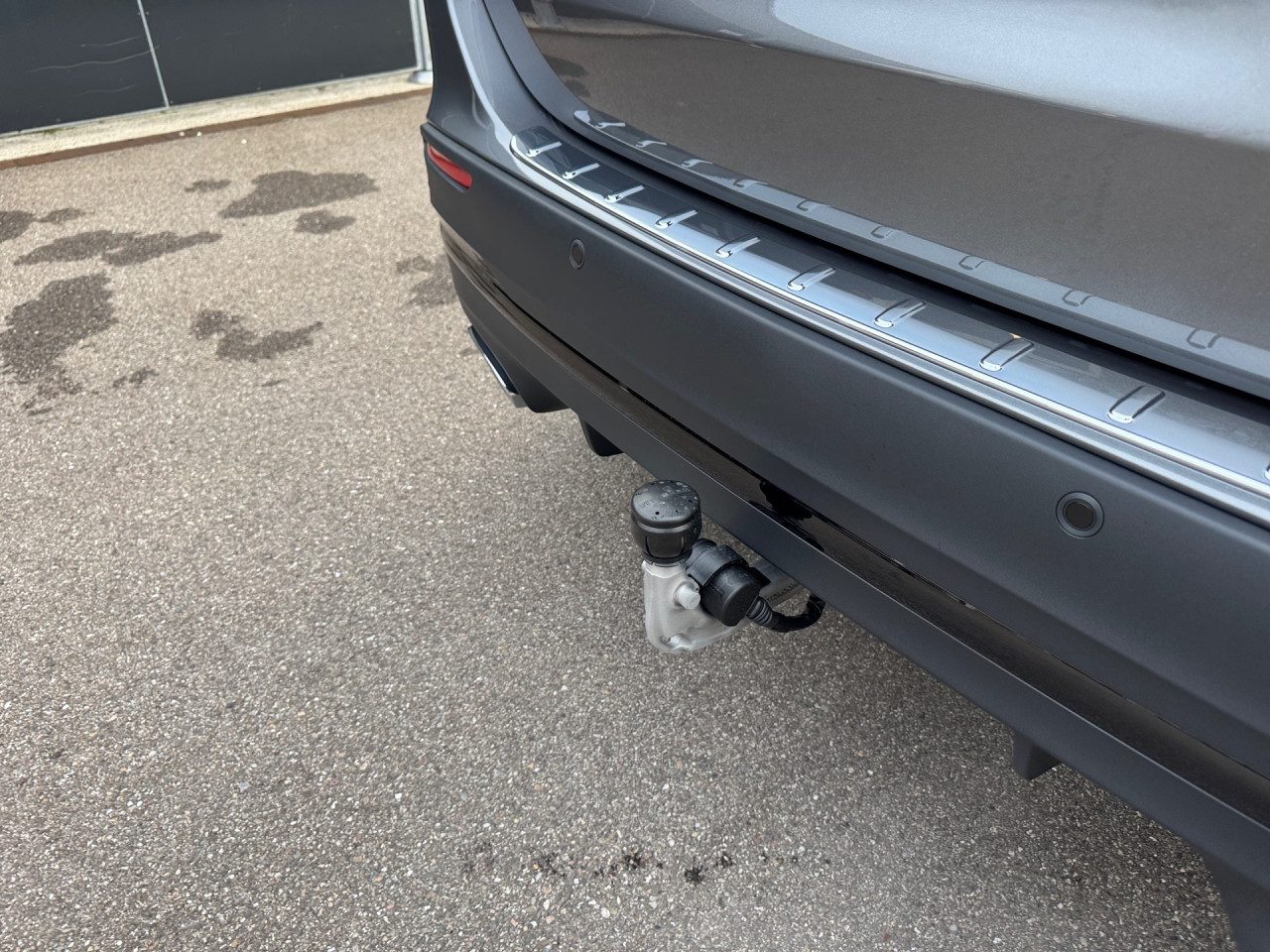 Getriebe: Automatikgetriebe 7G-DCT, 7 G&auml;ngeAusstattungslinie: AMG Line Exterieur: Advanced Plus,  AMG Line InterieurAusstattungspakete: Winterpaket,  AMG Sportpaket,  Komfort Paket: Sitzkomfort-Paket,  Night-Paket,  Licht- und Sichtpaket,  SpiegelpaketAssistenzsysteme: Fernlichtassistent,  Aktiver Park-Assistent inkl. PARKTRONIC,  Surround-Kamerasystem: Park-Paket mit 360&deg;-Kamera,  DISTRONIC,  Berganfahrhilfe,  Spracheingabesystem,  M&uuml;digkeitserkennung,  Spurhalteassistent,  Bremsassistent,  COLLISION PREVENTION ASSIST,  Verkehrszeichenerkennung,  GespannstabilisierungLicht und Sicht: Multibeam LED Scheinwerfer,  Tagfahrlicht,  Regensensor,  Automatisch abblendender Innenspiegel,  W&auml;rmeschutzverglasung,  Ambientebeleuchtung mehrfarbig,  LichtsensorAudio &amp; Kommunikation: MBUX,  Navigationssystem,  Radio,  Digitaler Radioempfang DAB,  Soundsystem,  USB Anschluss,  Mercedes connect me,  Handyvorbereitung Bluetooth,  Android Auto u. Apple CarPlay,  Kabelloses Laden f&uuml;r Handys,  WLAN HotspotKomfort: Digitales Kombiinstrument,  Klimaautomatik,  Panorama-Schiebedach,  Lordosenst&uuml;tze Fahrer/Beifahrer,  Sitzheizung Fahrer/Beifahrer,  Sportsitze,  Armauflage Fahrer/Beifahrer,  Direktlenkung,  Lenks&auml;ule verstellbar,  HANDS-FREE ACCESS,  Start-Stopp System,  Zentralver. mit Fernbedienung,  Fensterheber elektrisch,  EASY-PACK Heckklappe,  DYNAMIC SELECT,  Getr&auml;nkehalter vornInterieur: Sitze Kunstleder Ledernachbildung ARTICO / Mikrofaser MICROCUT schwarz,  Innenfarbe schwarz,  Multifunktions-Sport-/Lederlenkrad,  Lenkradheizung,  Bordcomputer,  R&uuml;cksitze klappbar,  Dekoreinlagen: H62 Zierelemente Carbonstruktur,  Lenkrad-SchaltwippenExterieur: Anh&auml;ngerkupplung schwenkbar,  Tieferlegung: Komfortfahrwerk mit Tieferlegung,  Touchscreen Bedienung,  Sportbremsanlage,  AMG Leichtmetallfelgen 19 Zoll,  Au&szlig;enspiegel elekt. anklappbar,  Dachreling: schwarz,  Reifenpannenset,  NotrufsystemSicherheit: i-Size Kindersitzbefestigung,  Fu&szlig;g&auml;ngerschutzsystem,  Fahrer- /Beifahrerairbag,  Seitenairbag vorn und hinten,  Knieairbag Fahrer,  Traktionskontrolle,  Elektr. Stabilit&auml;tsprogramm ESP,  Reifendruckkontrolle,  Wegfahrsperre,  Au&szlig;entemperatur Anzeige,  Antiblockiersystem ABS,  Bremsverschlei&szlig;anzeige,  Notbremsassistent,  Totwinkel-AssistentWeitere Ausstattung: 2S0 Digitales Extra: Individualisierungs-Paket,  859 CENTRAL MEDIA DISPLAY,  PDB Advanced-Plus-Paket mit  Digitalen Extras,  273 Ausstiegswarnfunktion,  Laderaum-Paket,  Gebrauchtwagensiegel: Junge SterneSonstige Ma&szlig;e und Gewichte: Nutzlast: 500 kg,  zul&auml;ssiges Gesamtgewicht: 2.070 kg,  Radstand: 2.729 mm24 Monate Garantie ab Erstzulassung. Fahrzeug hat Haltedauer. Liefertermin in Abstimmung mit dem Verk&auml;ufer. Irrt&uuml;mer und &Auml;nderungen vorbehalten