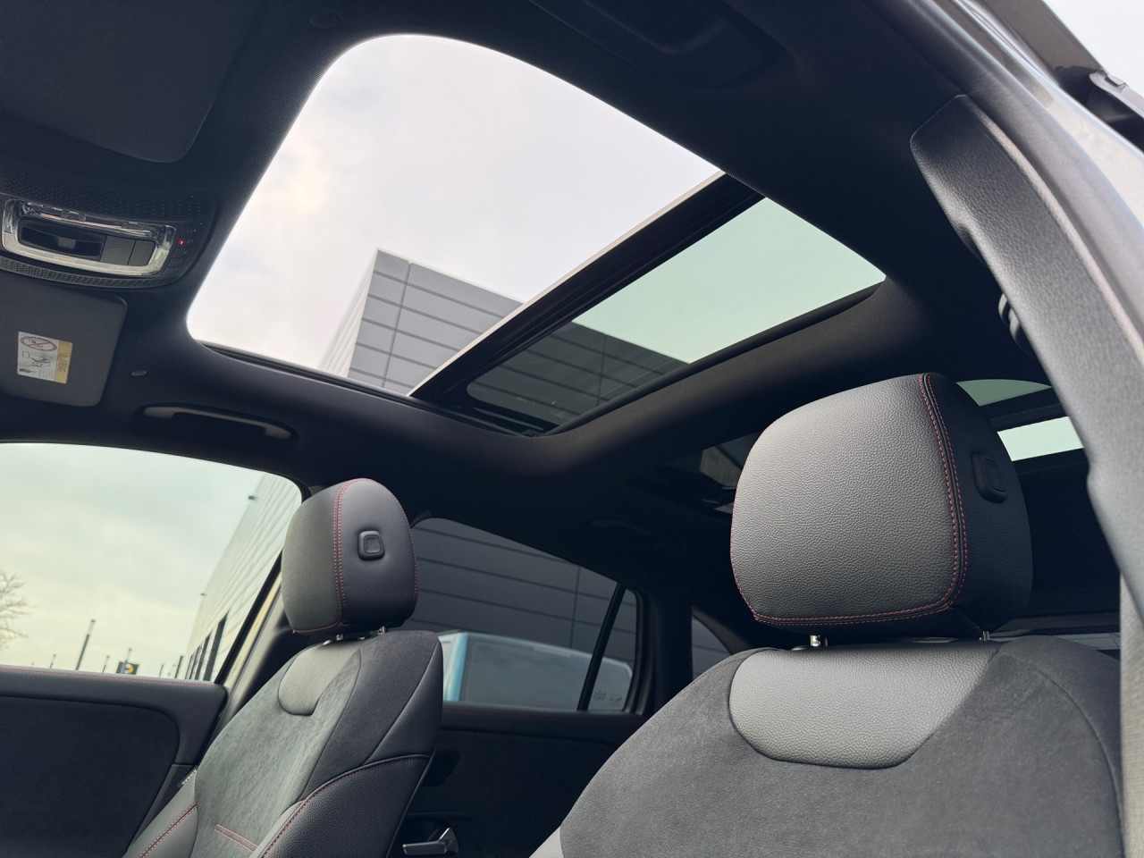 Getriebe: Automatikgetriebe 7G-DCT, 7 G&auml;ngeAusstattungslinie: AMG Line Exterieur: Advanced Plus,  AMG Line InterieurAusstattungspakete: Winterpaket,  AMG Sportpaket,  Komfort Paket: Sitzkomfort-Paket,  Night-Paket,  Licht- und Sichtpaket,  SpiegelpaketAssistenzsysteme: Fernlichtassistent,  Aktiver Park-Assistent inkl. PARKTRONIC,  Surround-Kamerasystem: Park-Paket mit 360&deg;-Kamera,  DISTRONIC,  Berganfahrhilfe,  Spracheingabesystem,  M&uuml;digkeitserkennung,  Spurhalteassistent,  Bremsassistent,  COLLISION PREVENTION ASSIST,  Verkehrszeichenerkennung,  GespannstabilisierungLicht und Sicht: Multibeam LED Scheinwerfer,  Tagfahrlicht,  Regensensor,  Automatisch abblendender Innenspiegel,  W&auml;rmeschutzverglasung,  Ambientebeleuchtung mehrfarbig,  LichtsensorAudio &amp; Kommunikation: MBUX,  Navigationssystem,  Radio,  Digitaler Radioempfang DAB,  Soundsystem,  USB Anschluss,  Mercedes connect me,  Handyvorbereitung Bluetooth,  Android Auto u. Apple CarPlay,  Kabelloses Laden f&uuml;r Handys,  WLAN HotspotKomfort: Digitales Kombiinstrument,  Klimaautomatik,  Panorama-Schiebedach,  Lordosenst&uuml;tze Fahrer/Beifahrer,  Sitzheizung Fahrer/Beifahrer,  Sportsitze,  Armauflage Fahrer/Beifahrer,  Direktlenkung,  Lenks&auml;ule verstellbar,  HANDS-FREE ACCESS,  Start-Stopp System,  Zentralver. mit Fernbedienung,  Fensterheber elektrisch,  EASY-PACK Heckklappe,  DYNAMIC SELECT,  Getr&auml;nkehalter vornInterieur: Sitze Kunstleder Ledernachbildung ARTICO / Mikrofaser MICROCUT schwarz,  Innenfarbe schwarz,  Multifunktions-Sport-/Lederlenkrad,  Lenkradheizung,  Bordcomputer,  R&uuml;cksitze klappbar,  Dekoreinlagen: H62 Zierelemente Carbonstruktur,  Lenkrad-SchaltwippenExterieur: Anh&auml;ngerkupplung schwenkbar,  Tieferlegung: Komfortfahrwerk mit Tieferlegung,  Touchscreen Bedienung,  Sportbremsanlage,  AMG Leichtmetallfelgen 19 Zoll,  Au&szlig;enspiegel elekt. anklappbar,  Dachreling: schwarz,  Reifenpannenset,  NotrufsystemSicherheit: i-Size Kindersitzbefestigung,  Fu&szlig;g&auml;ngerschutzsystem,  Fahrer- /Beifahrerairbag,  Seitenairbag vorn und hinten,  Knieairbag Fahrer,  Traktionskontrolle,  Elektr. Stabilit&auml;tsprogramm ESP,  Reifendruckkontrolle,  Wegfahrsperre,  Au&szlig;entemperatur Anzeige,  Antiblockiersystem ABS,  Bremsverschlei&szlig;anzeige,  Notbremsassistent,  Totwinkel-AssistentWeitere Ausstattung: 2S0 Digitales Extra: Individualisierungs-Paket,  859 CENTRAL MEDIA DISPLAY,  PDB Advanced-Plus-Paket mit  Digitalen Extras,  273 Ausstiegswarnfunktion,  Laderaum-Paket,  Gebrauchtwagensiegel: Junge SterneSonstige Ma&szlig;e und Gewichte: Nutzlast: 500 kg,  zul&auml;ssiges Gesamtgewicht: 2.070 kg,  Radstand: 2.729 mm24 Monate Garantie ab Erstzulassung. Fahrzeug hat Haltedauer. Liefertermin in Abstimmung mit dem Verk&auml;ufer. Irrt&uuml;mer und &Auml;nderungen vorbehalten