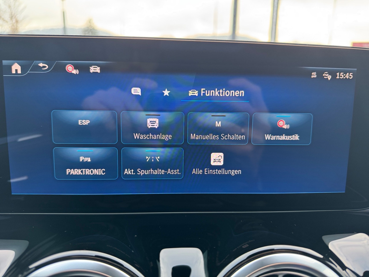 Getriebe: Automatikgetriebe 7G-DCT, 7 G&auml;ngeAusstattungslinie: AMG Line Exterieur: Advanced Plus,  AMG Line InterieurAusstattungspakete: Winterpaket,  AMG Sportpaket,  Komfort Paket: Sitzkomfort-Paket,  Night-Paket,  Licht- und Sichtpaket,  SpiegelpaketAssistenzsysteme: Fernlichtassistent,  Aktiver Park-Assistent inkl. PARKTRONIC,  Surround-Kamerasystem: Park-Paket mit 360&deg;-Kamera,  DISTRONIC,  Berganfahrhilfe,  Spracheingabesystem,  M&uuml;digkeitserkennung,  Spurhalteassistent,  Bremsassistent,  COLLISION PREVENTION ASSIST,  Verkehrszeichenerkennung,  GespannstabilisierungLicht und Sicht: Multibeam LED Scheinwerfer,  Tagfahrlicht,  Regensensor,  Automatisch abblendender Innenspiegel,  W&auml;rmeschutzverglasung,  Ambientebeleuchtung mehrfarbig,  LichtsensorAudio &amp; Kommunikation: MBUX,  Navigationssystem,  Radio,  Digitaler Radioempfang DAB,  Soundsystem,  USB Anschluss,  Mercedes connect me,  Handyvorbereitung Bluetooth,  Android Auto u. Apple CarPlay,  Kabelloses Laden f&uuml;r Handys,  WLAN HotspotKomfort: Digitales Kombiinstrument,  Klimaautomatik,  Panorama-Schiebedach,  Lordosenst&uuml;tze Fahrer/Beifahrer,  Sitzheizung Fahrer/Beifahrer,  Sportsitze,  Armauflage Fahrer/Beifahrer,  Direktlenkung,  Lenks&auml;ule verstellbar,  HANDS-FREE ACCESS,  Start-Stopp System,  Zentralver. mit Fernbedienung,  Fensterheber elektrisch,  EASY-PACK Heckklappe,  DYNAMIC SELECT,  Getr&auml;nkehalter vornInterieur: Sitze Kunstleder Ledernachbildung ARTICO / Mikrofaser MICROCUT schwarz,  Innenfarbe schwarz,  Multifunktions-Sport-/Lederlenkrad,  Lenkradheizung,  Bordcomputer,  R&uuml;cksitze klappbar,  Dekoreinlagen: H62 Zierelemente Carbonstruktur,  Lenkrad-SchaltwippenExterieur: Anh&auml;ngerkupplung schwenkbar,  Tieferlegung: Komfortfahrwerk mit Tieferlegung,  Touchscreen Bedienung,  Sportbremsanlage,  AMG Leichtmetallfelgen 19 Zoll,  Au&szlig;enspiegel elekt. anklappbar,  Dachreling: schwarz,  Reifenpannenset,  NotrufsystemSicherheit: i-Size Kindersitzbefestigung,  Fu&szlig;g&auml;ngerschutzsystem,  Fahrer- /Beifahrerairbag,  Seitenairbag vorn und hinten,  Knieairbag Fahrer,  Traktionskontrolle,  Elektr. Stabilit&auml;tsprogramm ESP,  Reifendruckkontrolle,  Wegfahrsperre,  Au&szlig;entemperatur Anzeige,  Antiblockiersystem ABS,  Bremsverschlei&szlig;anzeige,  Notbremsassistent,  Totwinkel-AssistentWeitere Ausstattung: 2S0 Digitales Extra: Individualisierungs-Paket,  859 CENTRAL MEDIA DISPLAY,  PDB Advanced-Plus-Paket mit  Digitalen Extras,  273 Ausstiegswarnfunktion,  Laderaum-Paket,  Gebrauchtwagensiegel: Junge SterneSonstige Ma&szlig;e und Gewichte: Nutzlast: 500 kg,  zul&auml;ssiges Gesamtgewicht: 2.070 kg,  Radstand: 2.729 mm24 Monate Garantie ab Erstzulassung. Fahrzeug hat Haltedauer. Liefertermin in Abstimmung mit dem Verk&auml;ufer. Irrt&uuml;mer und &Auml;nderungen vorbehalten