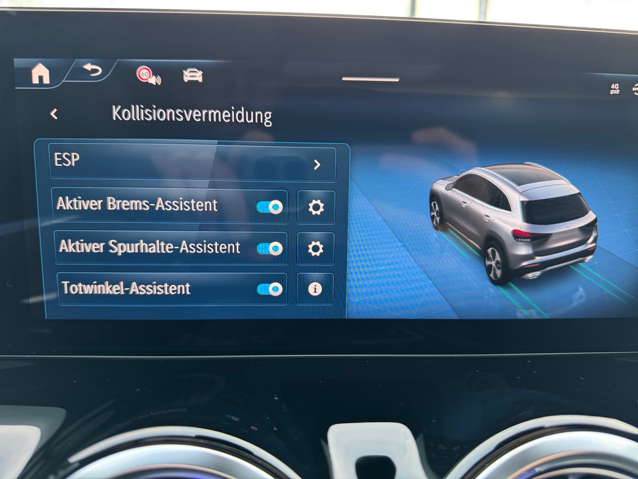 Getriebe: Automatikgetriebe 7G-DCT, 7 G&auml;ngeAusstattungslinie: AMG Line Exterieur: Advanced Plus,  AMG Line InterieurAusstattungspakete: Winterpaket,  AMG Sportpaket,  Komfort Paket: Sitzkomfort-Paket,  Night-Paket,  Licht- und Sichtpaket,  SpiegelpaketAssistenzsysteme: Fernlichtassistent,  Aktiver Park-Assistent inkl. PARKTRONIC,  Surround-Kamerasystem: Park-Paket mit 360&deg;-Kamera,  DISTRONIC,  Berganfahrhilfe,  Spracheingabesystem,  M&uuml;digkeitserkennung,  Spurhalteassistent,  Bremsassistent,  COLLISION PREVENTION ASSIST,  Verkehrszeichenerkennung,  GespannstabilisierungLicht und Sicht: Multibeam LED Scheinwerfer,  Tagfahrlicht,  Regensensor,  Automatisch abblendender Innenspiegel,  W&auml;rmeschutzverglasung,  Ambientebeleuchtung mehrfarbig,  LichtsensorAudio &amp; Kommunikation: MBUX,  Navigationssystem,  Radio,  Digitaler Radioempfang DAB,  Soundsystem,  USB Anschluss,  Mercedes connect me,  Handyvorbereitung Bluetooth,  Android Auto u. Apple CarPlay,  Kabelloses Laden f&uuml;r Handys,  WLAN HotspotKomfort: Digitales Kombiinstrument,  Klimaautomatik,  Panorama-Schiebedach,  Lordosenst&uuml;tze Fahrer/Beifahrer,  Sitzheizung Fahrer/Beifahrer,  Sportsitze,  Armauflage Fahrer/Beifahrer,  Direktlenkung,  Lenks&auml;ule verstellbar,  HANDS-FREE ACCESS,  Start-Stopp System,  Zentralver. mit Fernbedienung,  Fensterheber elektrisch,  EASY-PACK Heckklappe,  DYNAMIC SELECT,  Getr&auml;nkehalter vornInterieur: Sitze Kunstleder Ledernachbildung ARTICO / Mikrofaser MICROCUT schwarz,  Innenfarbe schwarz,  Multifunktions-Sport-/Lederlenkrad,  Lenkradheizung,  Bordcomputer,  R&uuml;cksitze klappbar,  Dekoreinlagen: H62 Zierelemente Carbonstruktur,  Lenkrad-SchaltwippenExterieur: Anh&auml;ngerkupplung schwenkbar,  Tieferlegung: Komfortfahrwerk mit Tieferlegung,  Touchscreen Bedienung,  Sportbremsanlage,  AMG Leichtmetallfelgen 19 Zoll,  Au&szlig;enspiegel elekt. anklappbar,  Dachreling: schwarz,  Reifenpannenset,  NotrufsystemSicherheit: i-Size Kindersitzbefestigung,  Fu&szlig;g&auml;ngerschutzsystem,  Fahrer- /Beifahrerairbag,  Seitenairbag vorn und hinten,  Knieairbag Fahrer,  Traktionskontrolle,  Elektr. Stabilit&auml;tsprogramm ESP,  Reifendruckkontrolle,  Wegfahrsperre,  Au&szlig;entemperatur Anzeige,  Antiblockiersystem ABS,  Bremsverschlei&szlig;anzeige,  Notbremsassistent,  Totwinkel-AssistentWeitere Ausstattung: 2S0 Digitales Extra: Individualisierungs-Paket,  859 CENTRAL MEDIA DISPLAY,  PDB Advanced-Plus-Paket mit  Digitalen Extras,  273 Ausstiegswarnfunktion,  Laderaum-Paket,  Gebrauchtwagensiegel: Junge SterneSonstige Ma&szlig;e und Gewichte: Nutzlast: 500 kg,  zul&auml;ssiges Gesamtgewicht: 2.070 kg,  Radstand: 2.729 mm24 Monate Garantie ab Erstzulassung. Fahrzeug hat Haltedauer. Liefertermin in Abstimmung mit dem Verk&auml;ufer. Irrt&uuml;mer und &Auml;nderungen vorbehalten
