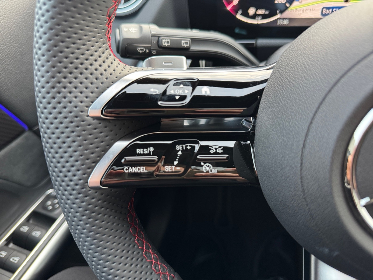 Getriebe: Automatikgetriebe 7G-DCT, 7 G&auml;ngeAusstattungslinie: AMG Line Exterieur: Advanced Plus,  AMG Line InterieurAusstattungspakete: Winterpaket,  AMG Sportpaket,  Komfort Paket: Sitzkomfort-Paket,  Night-Paket,  Licht- und Sichtpaket,  SpiegelpaketAssistenzsysteme: Fernlichtassistent,  Aktiver Park-Assistent inkl. PARKTRONIC,  Surround-Kamerasystem: Park-Paket mit 360&deg;-Kamera,  DISTRONIC,  Berganfahrhilfe,  Spracheingabesystem,  M&uuml;digkeitserkennung,  Spurhalteassistent,  Bremsassistent,  COLLISION PREVENTION ASSIST,  Verkehrszeichenerkennung,  GespannstabilisierungLicht und Sicht: Multibeam LED Scheinwerfer,  Tagfahrlicht,  Regensensor,  Automatisch abblendender Innenspiegel,  W&auml;rmeschutzverglasung,  Ambientebeleuchtung mehrfarbig,  LichtsensorAudio &amp; Kommunikation: MBUX,  Navigationssystem,  Radio,  Digitaler Radioempfang DAB,  Soundsystem,  USB Anschluss,  Mercedes connect me,  Handyvorbereitung Bluetooth,  Android Auto u. Apple CarPlay,  Kabelloses Laden f&uuml;r Handys,  WLAN HotspotKomfort: Digitales Kombiinstrument,  Klimaautomatik,  Panorama-Schiebedach,  Lordosenst&uuml;tze Fahrer/Beifahrer,  Sitzheizung Fahrer/Beifahrer,  Sportsitze,  Armauflage Fahrer/Beifahrer,  Direktlenkung,  Lenks&auml;ule verstellbar,  HANDS-FREE ACCESS,  Start-Stopp System,  Zentralver. mit Fernbedienung,  Fensterheber elektrisch,  EASY-PACK Heckklappe,  DYNAMIC SELECT,  Getr&auml;nkehalter vornInterieur: Sitze Kunstleder Ledernachbildung ARTICO / Mikrofaser MICROCUT schwarz,  Innenfarbe schwarz,  Multifunktions-Sport-/Lederlenkrad,  Lenkradheizung,  Bordcomputer,  R&uuml;cksitze klappbar,  Dekoreinlagen: H62 Zierelemente Carbonstruktur,  Lenkrad-SchaltwippenExterieur: Anh&auml;ngerkupplung schwenkbar,  Tieferlegung: Komfortfahrwerk mit Tieferlegung,  Touchscreen Bedienung,  Sportbremsanlage,  AMG Leichtmetallfelgen 19 Zoll,  Au&szlig;enspiegel elekt. anklappbar,  Dachreling: schwarz,  Reifenpannenset,  NotrufsystemSicherheit: i-Size Kindersitzbefestigung,  Fu&szlig;g&auml;ngerschutzsystem,  Fahrer- /Beifahrerairbag,  Seitenairbag vorn und hinten,  Knieairbag Fahrer,  Traktionskontrolle,  Elektr. Stabilit&auml;tsprogramm ESP,  Reifendruckkontrolle,  Wegfahrsperre,  Au&szlig;entemperatur Anzeige,  Antiblockiersystem ABS,  Bremsverschlei&szlig;anzeige,  Notbremsassistent,  Totwinkel-AssistentWeitere Ausstattung: 2S0 Digitales Extra: Individualisierungs-Paket,  859 CENTRAL MEDIA DISPLAY,  PDB Advanced-Plus-Paket mit  Digitalen Extras,  273 Ausstiegswarnfunktion,  Laderaum-Paket,  Gebrauchtwagensiegel: Junge SterneSonstige Ma&szlig;e und Gewichte: Nutzlast: 500 kg,  zul&auml;ssiges Gesamtgewicht: 2.070 kg,  Radstand: 2.729 mm24 Monate Garantie ab Erstzulassung. Fahrzeug hat Haltedauer. Liefertermin in Abstimmung mit dem Verk&auml;ufer. Irrt&uuml;mer und &Auml;nderungen vorbehalten